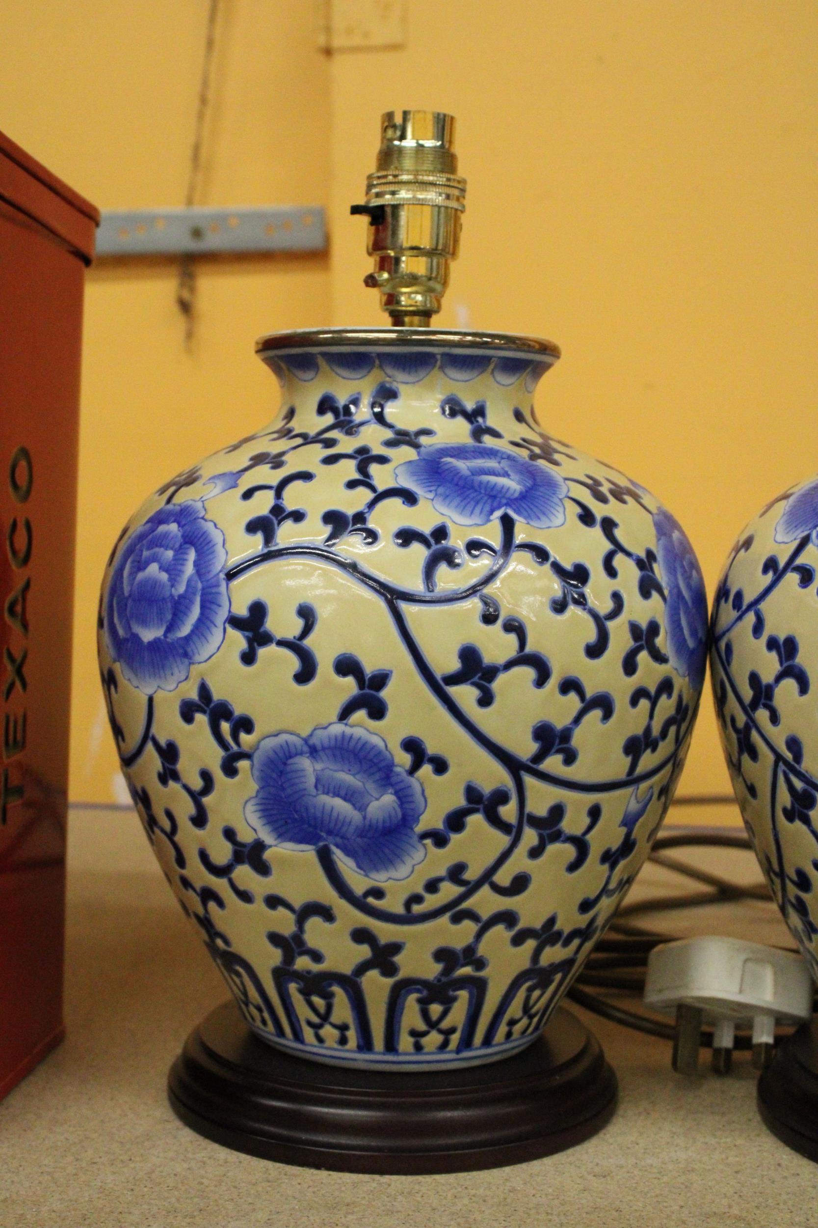 A PAIR OF ORIENTAL STYLE TABLE LAMPS - Image 3 of 4