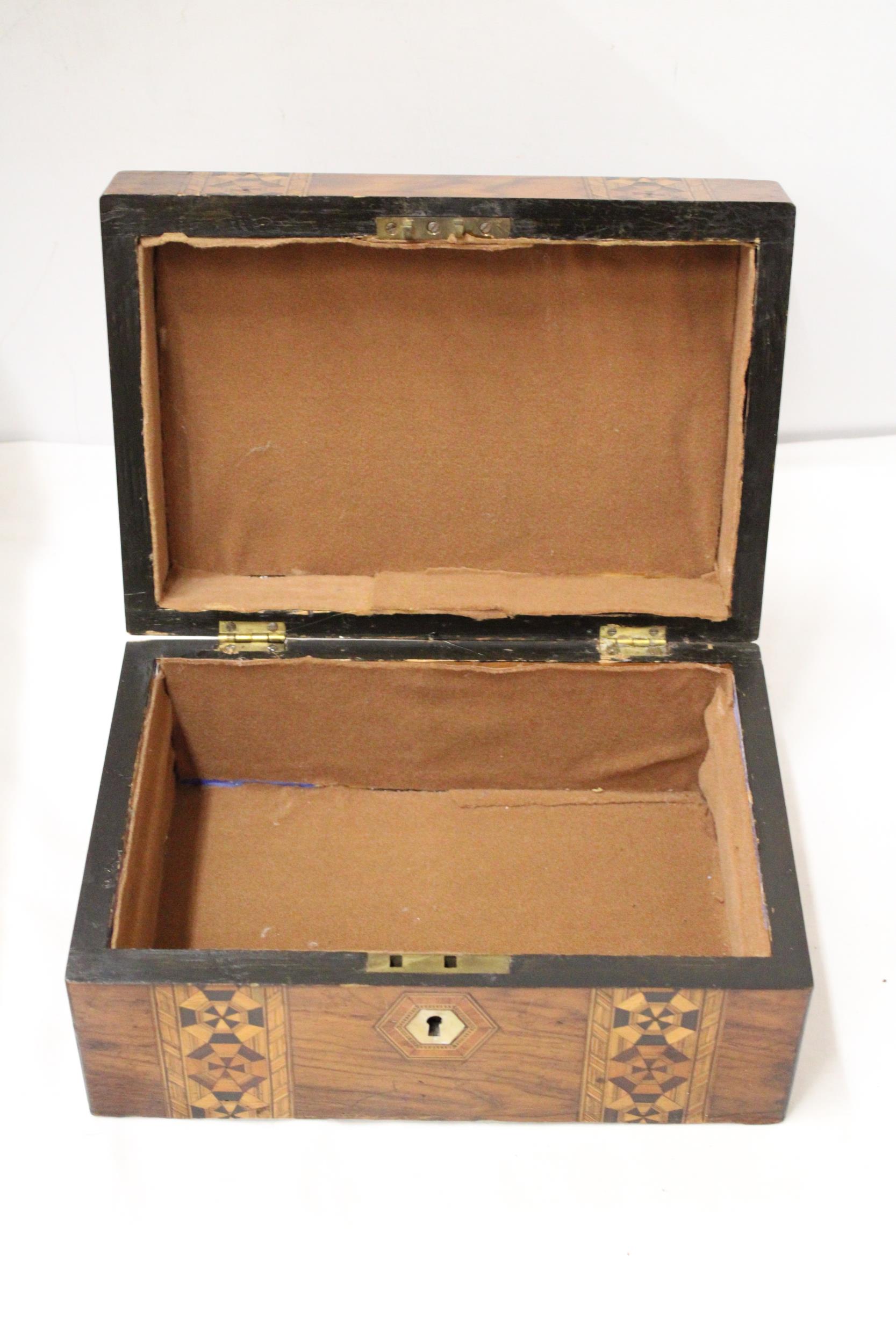 AN EARLY VICTORIAN ROSEWOOD ULTITY BOX WITH MARQUETRY AND NACRE 10" X 7" X 5" - Image 4 of 4