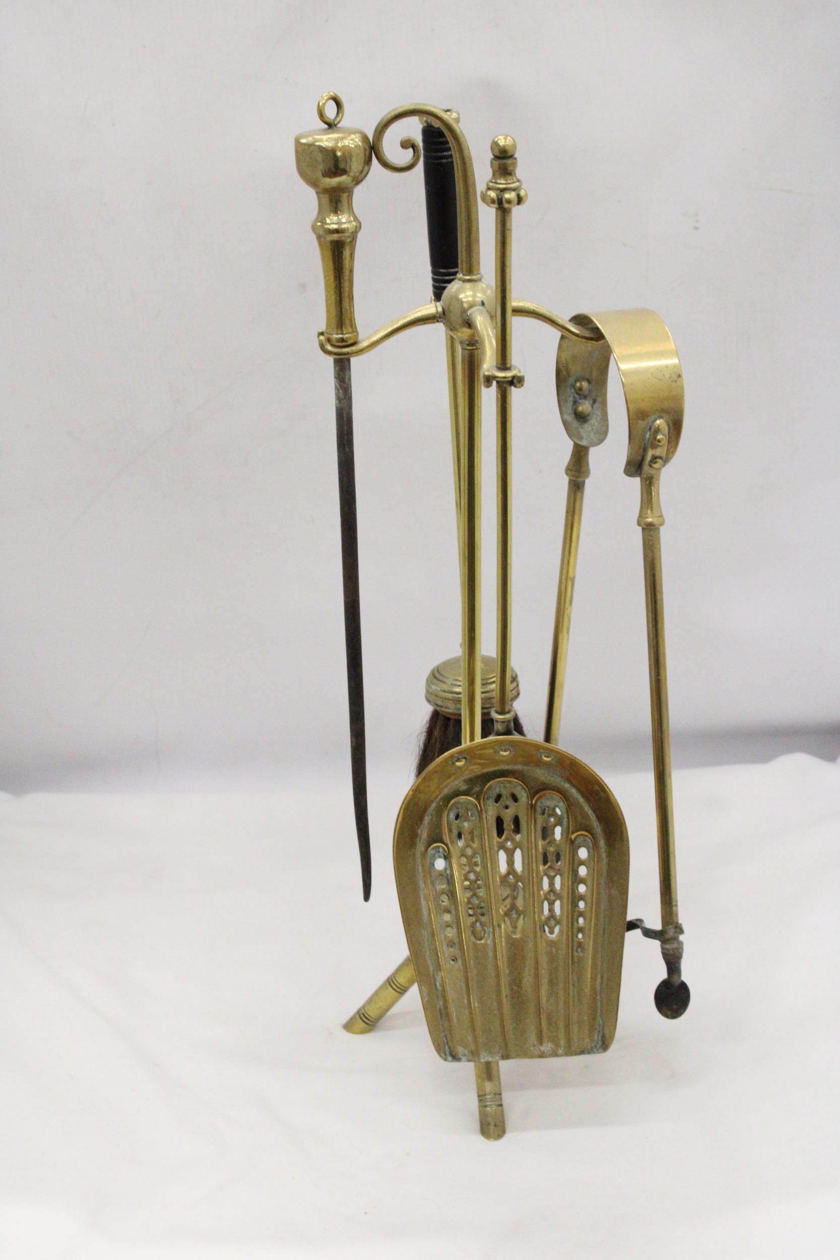 A 1930'S TRIPOD BRASS COMPANION SET - Image 3 of 4