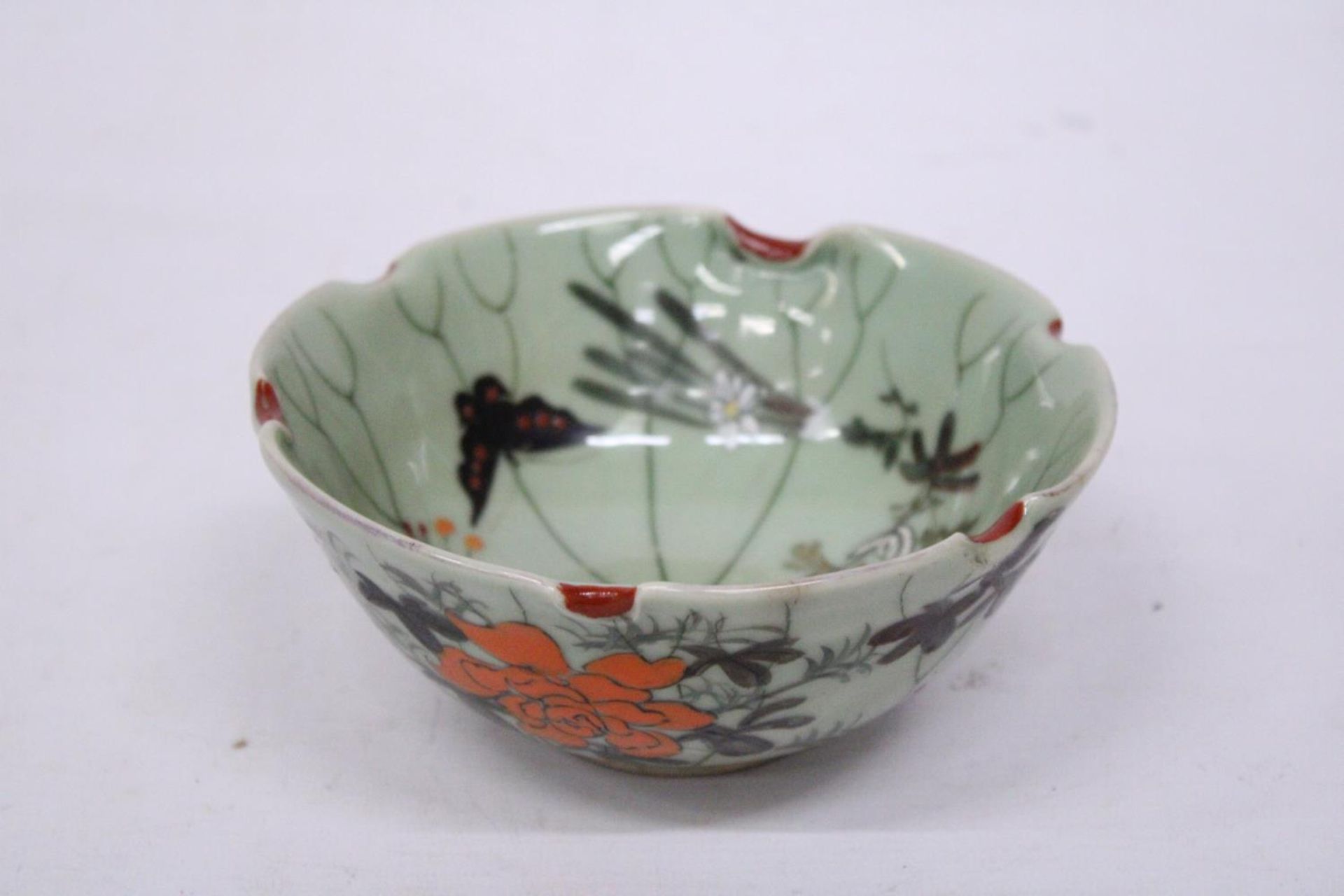 A CHINESE PORCELAIN GLAZED FOOTED BOWL WITH FLORAL DECORATION