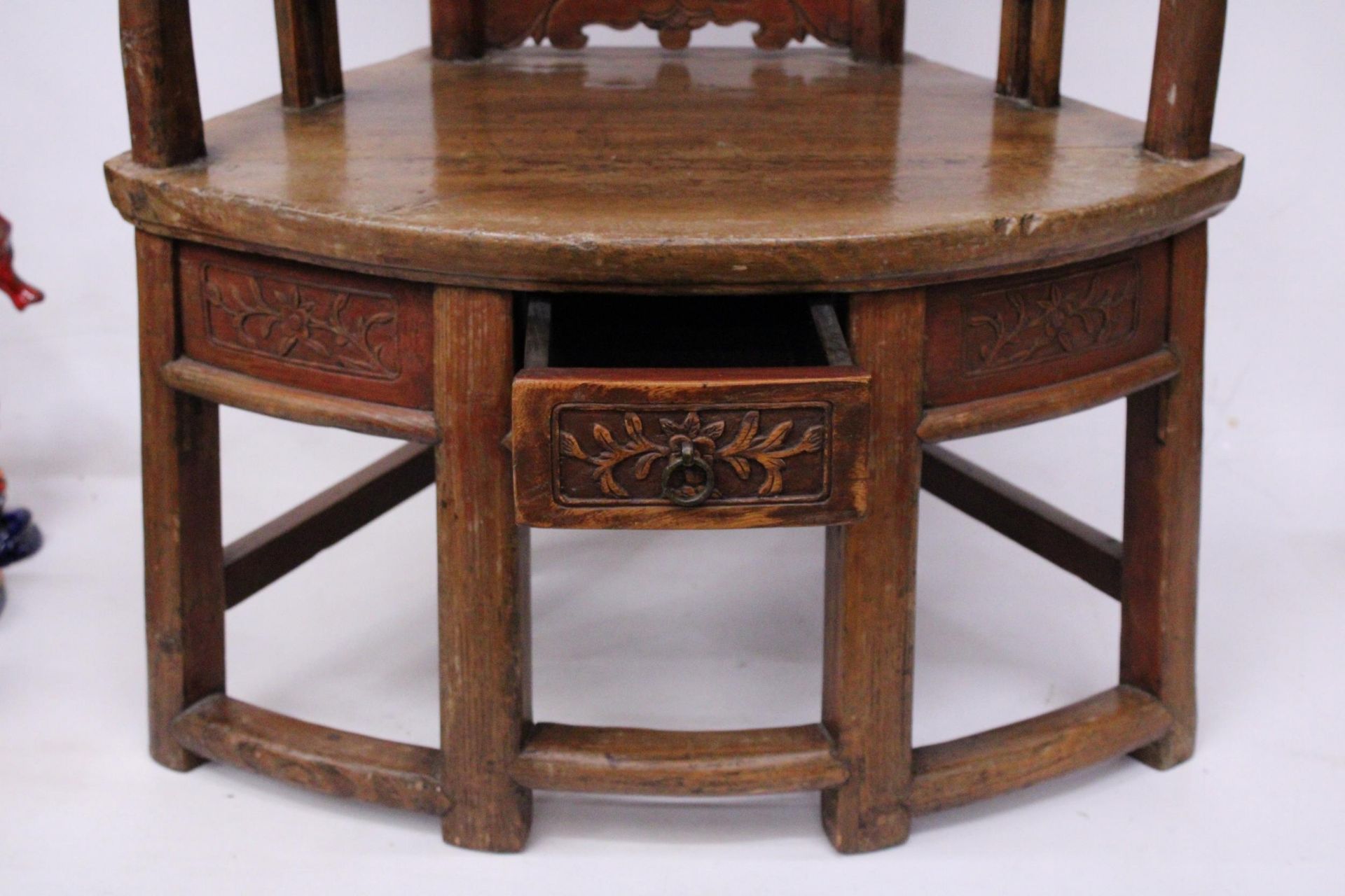 A CHINESE ELM CARVED CHILDS CHAIR - Image 3 of 6