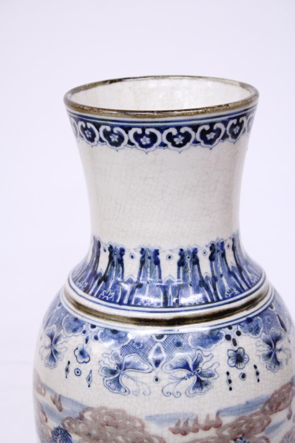 A LARGE PORCELAIN CHINESE GLAZED CRACKLEWARE VASE PORTRAYING DRAGONS WITH CHARACTER MARKS TO THE - Image 4 of 6