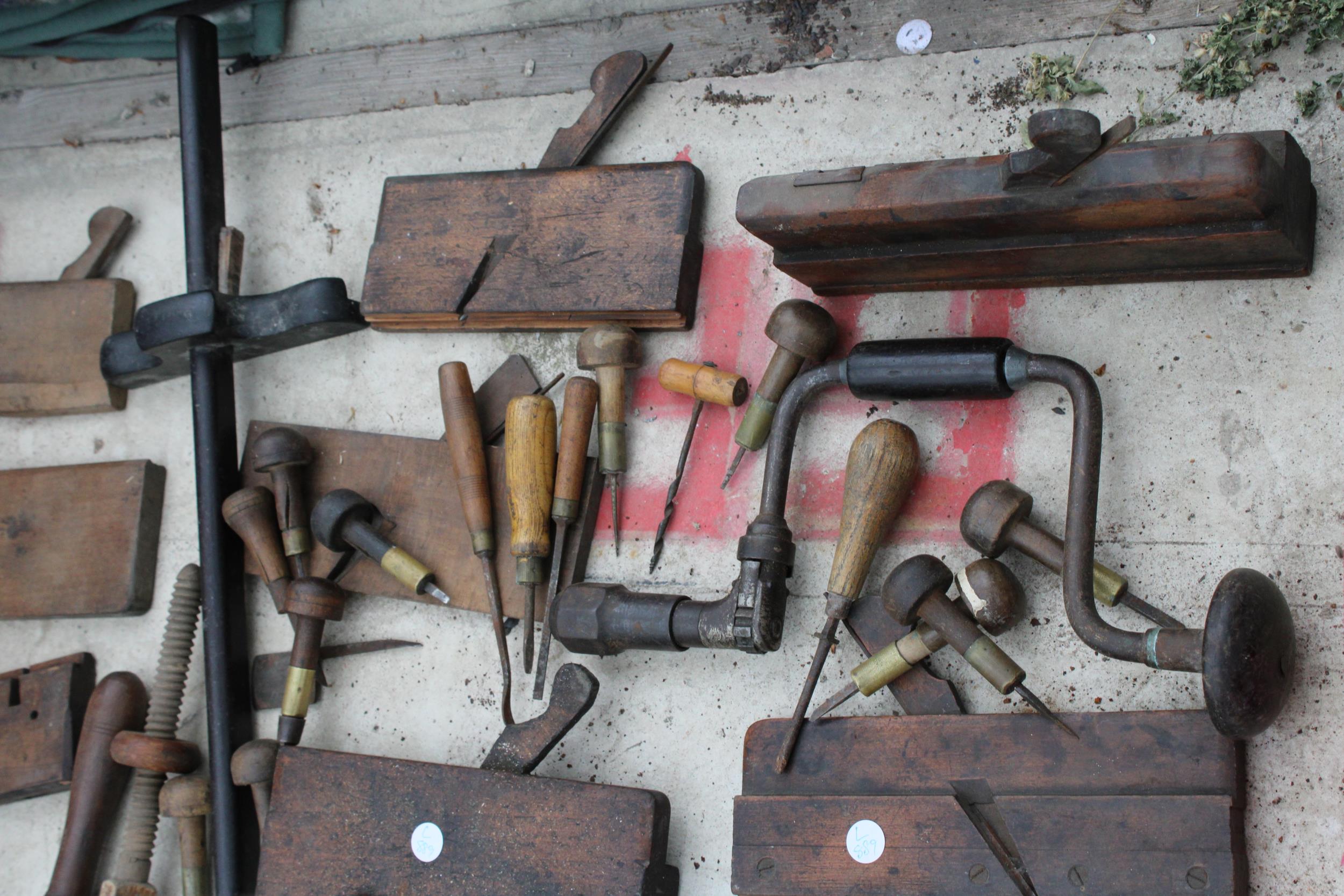 AN ASSORTMENT OF VINTAGE WOOD PLANES AND WOOD WORKING TOOLS ETC - Image 2 of 4