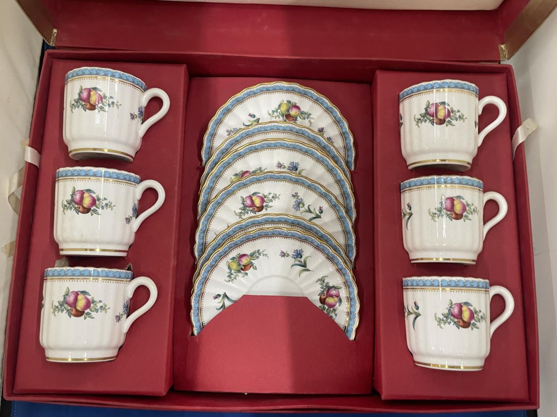A SET OF SIX SPODE CUPS AND SAUCERS FLEUR DE LYS RED IN A PRESENTATION BOX - Image 4 of 8