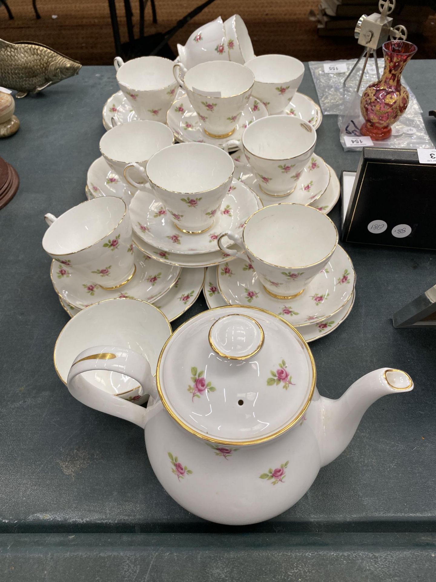 A VINTAGE ARGYLE TEASET TO INCLUDE A TEAPOT, SUGAR BOWL, CUPS, SAUCERS AND SIDE PLATES - Image 5 of 5