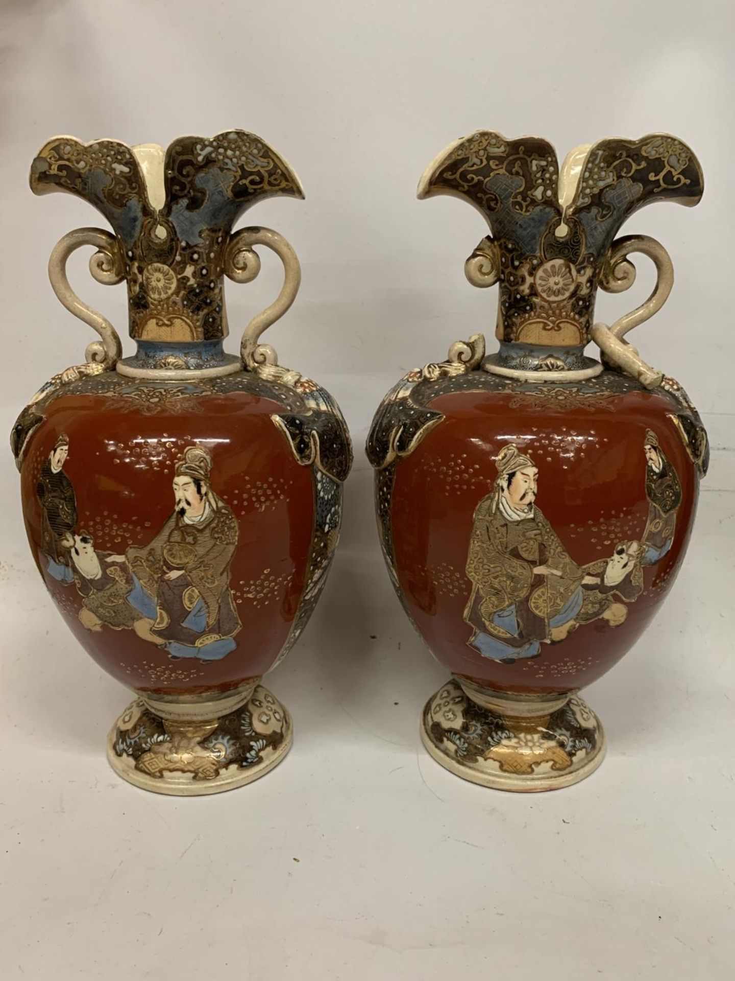 A PAIR OF ANTIQUE JAPANESE SATSUMA MORIAGE HANDLED RUFFLED VASES WITH CHARACTER MARKS TO BASE - 32