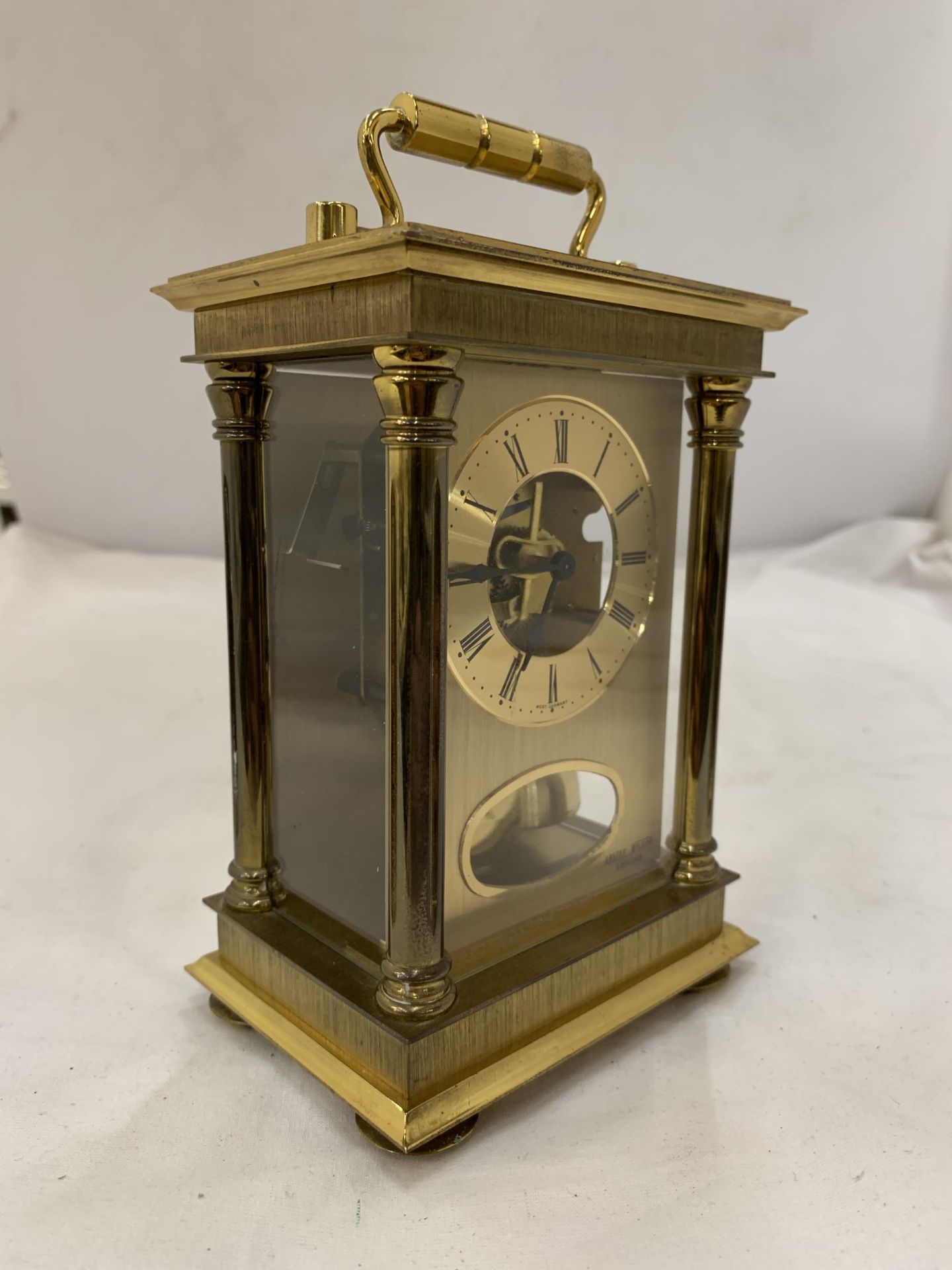 AN 'ANSTEY WILSON' MECHANICAL CARRIAGE CLOCK, WITH PRESENTATION PLAQUE TO THE BACK - Image 3 of 8