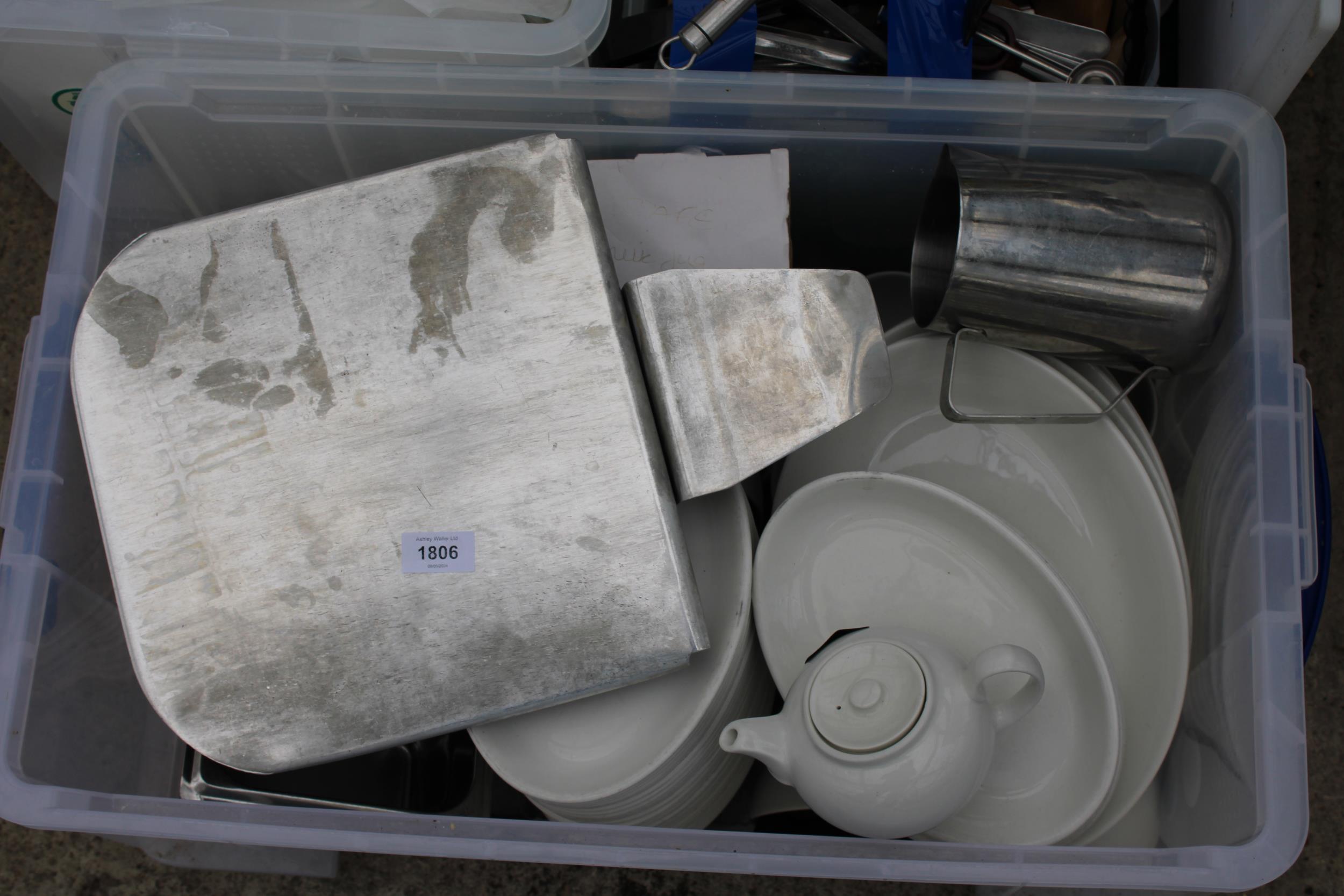 A LARGE ASSORTMENT OF HOUSEHOLD ITEMS TO INCLUDE PLATES, UTENSILS AND CHOPPING BOARDS ETC - Image 3 of 5