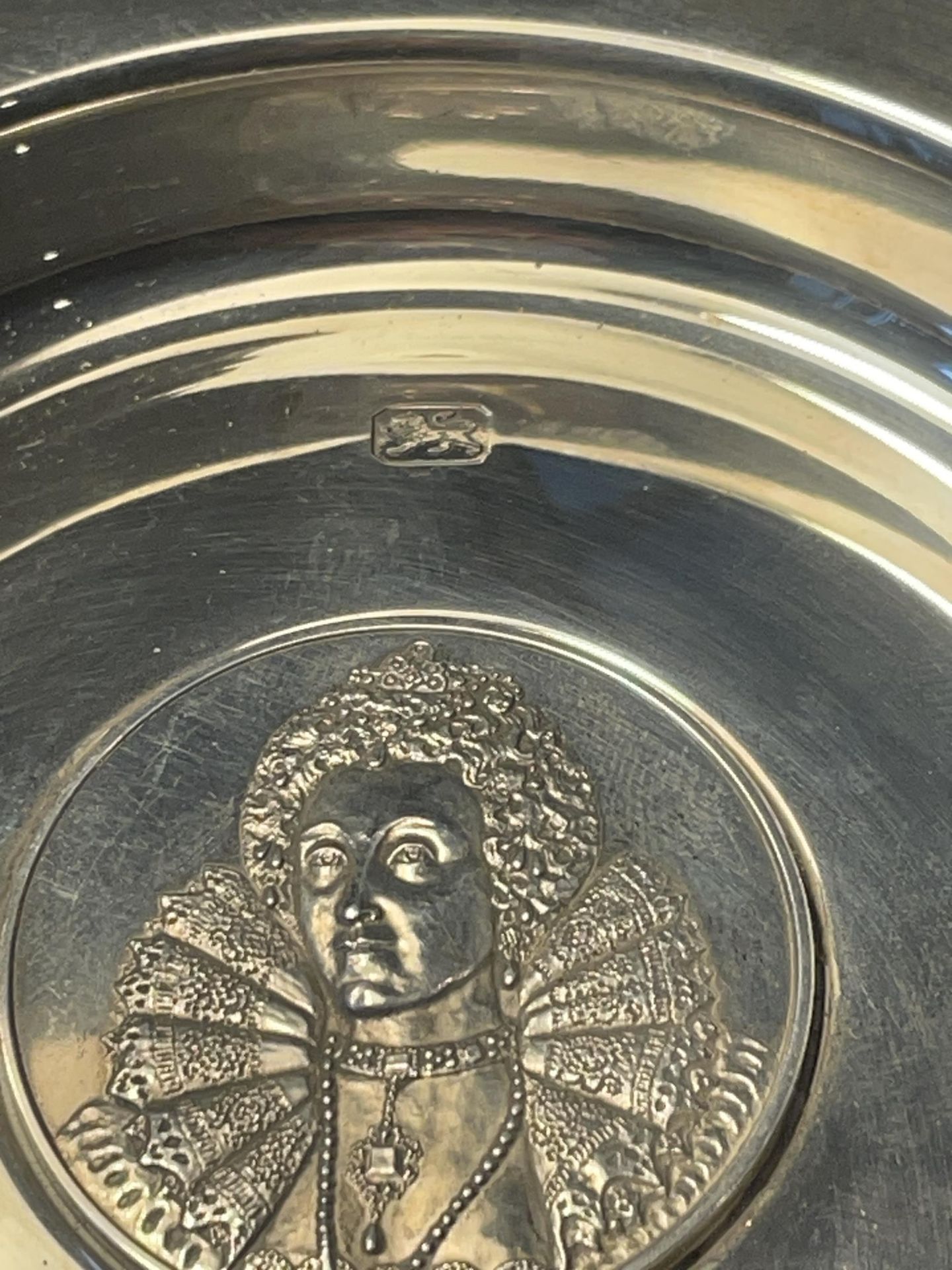 A HALLMARKED LONDON SILVER QUEEN ELIZABETH I ROYAL LINEAGE NO.79 LIMITED EDITION OF 1500 DISH - Image 3 of 5