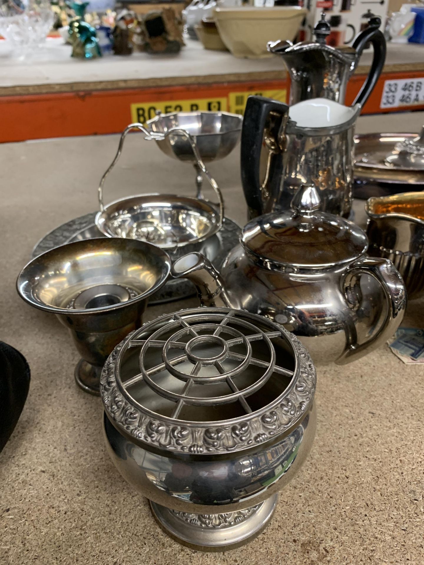 A LARGE MIXED LOT OF SILVER PLATE TO INCLUDE A CANDLE STICK, BUTTER DISH, ROSE BOWL, CAKE PLATE ETC, - Image 4 of 4