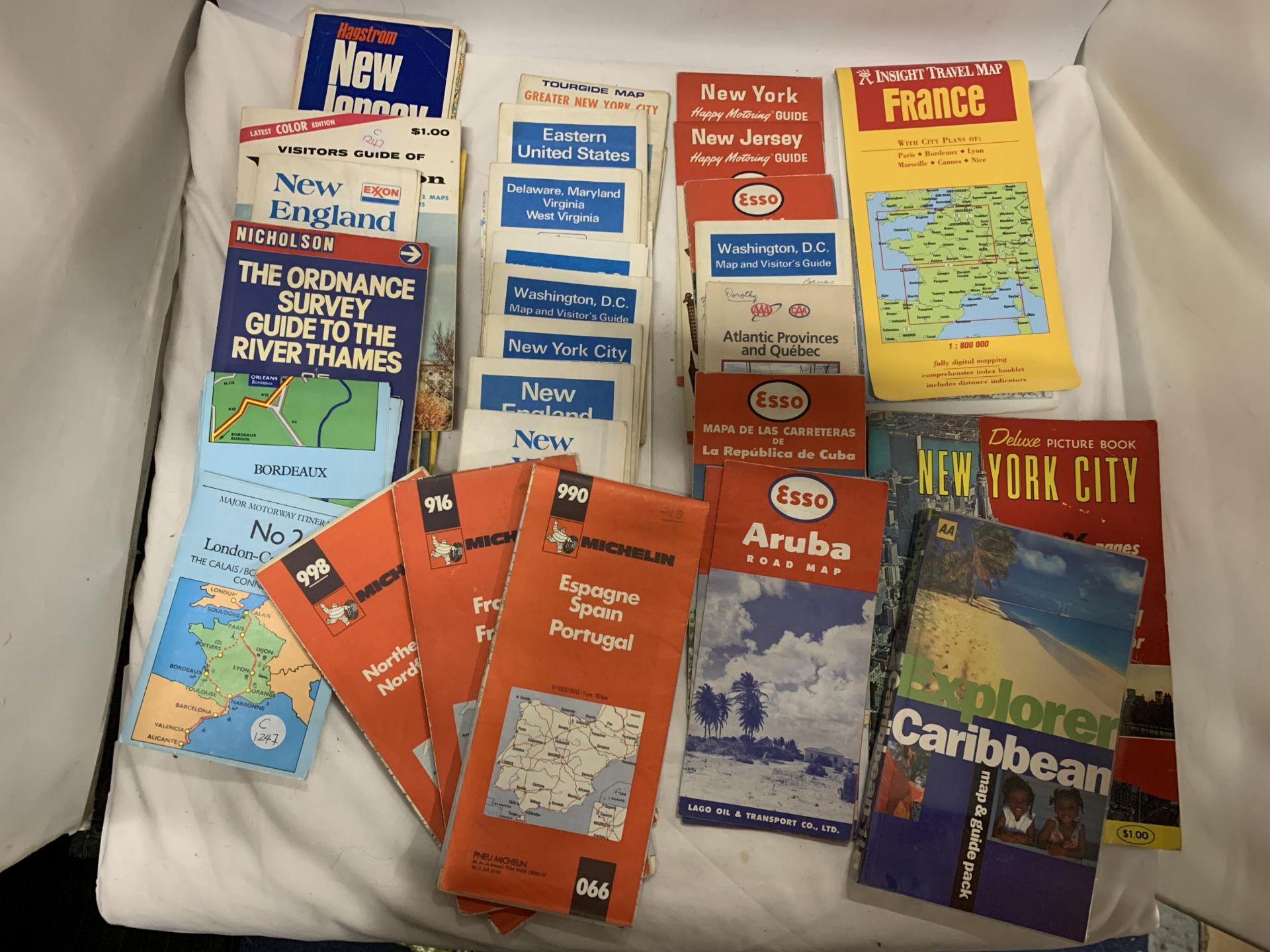 A QUANTITY OF BOOKS TO INCLUDE DR SEUSS, THE GOLDEN BOOK OF POEMS, TRAVEL GUIDES AND MAPS OF - Image 3 of 3