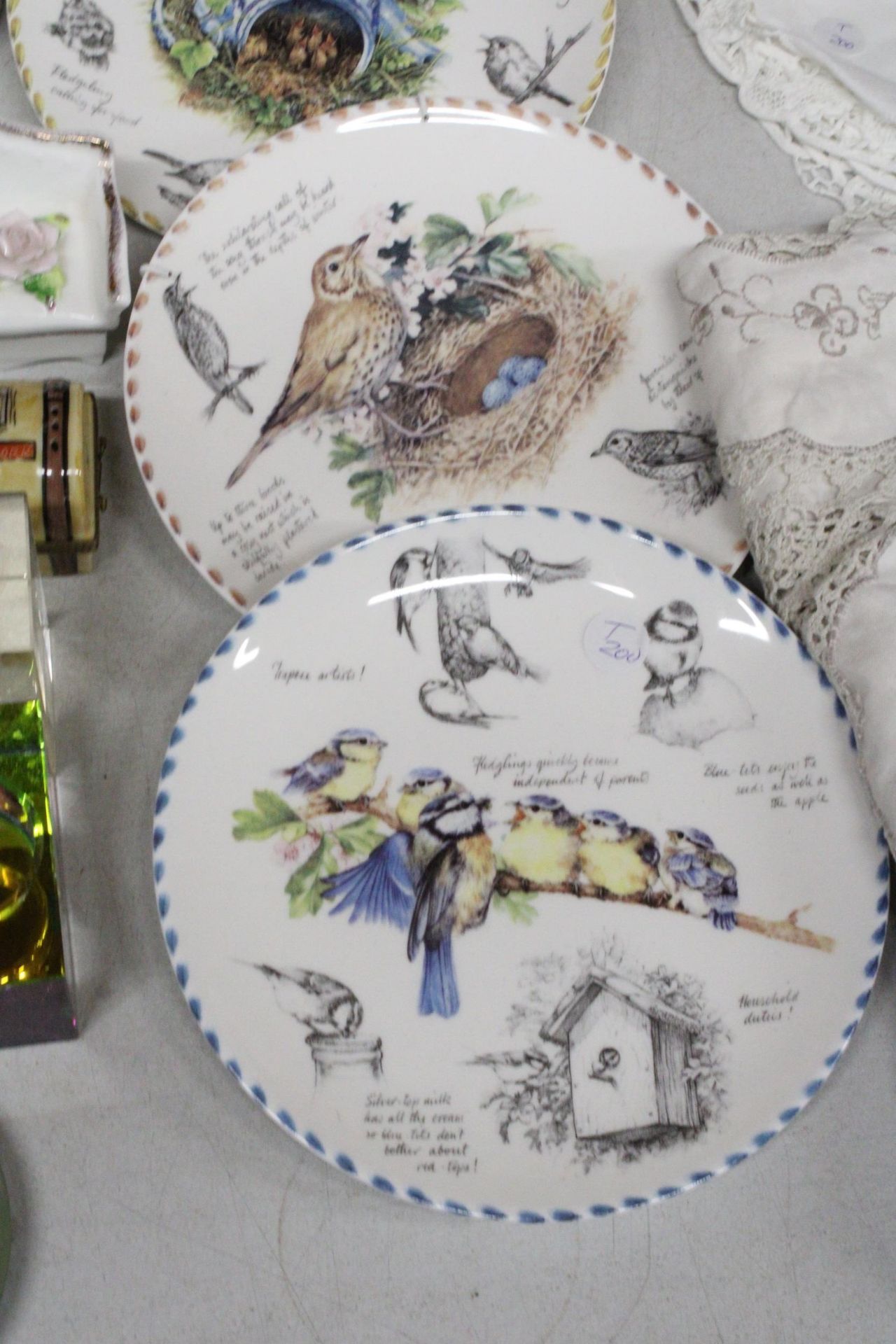 A MIXED LOT TO INCLUDE THREE PIECES OF GREEN WEDGWOOD JASPERWARE, DANBURY MINT 'BIRD WATCHER'S - Image 4 of 6