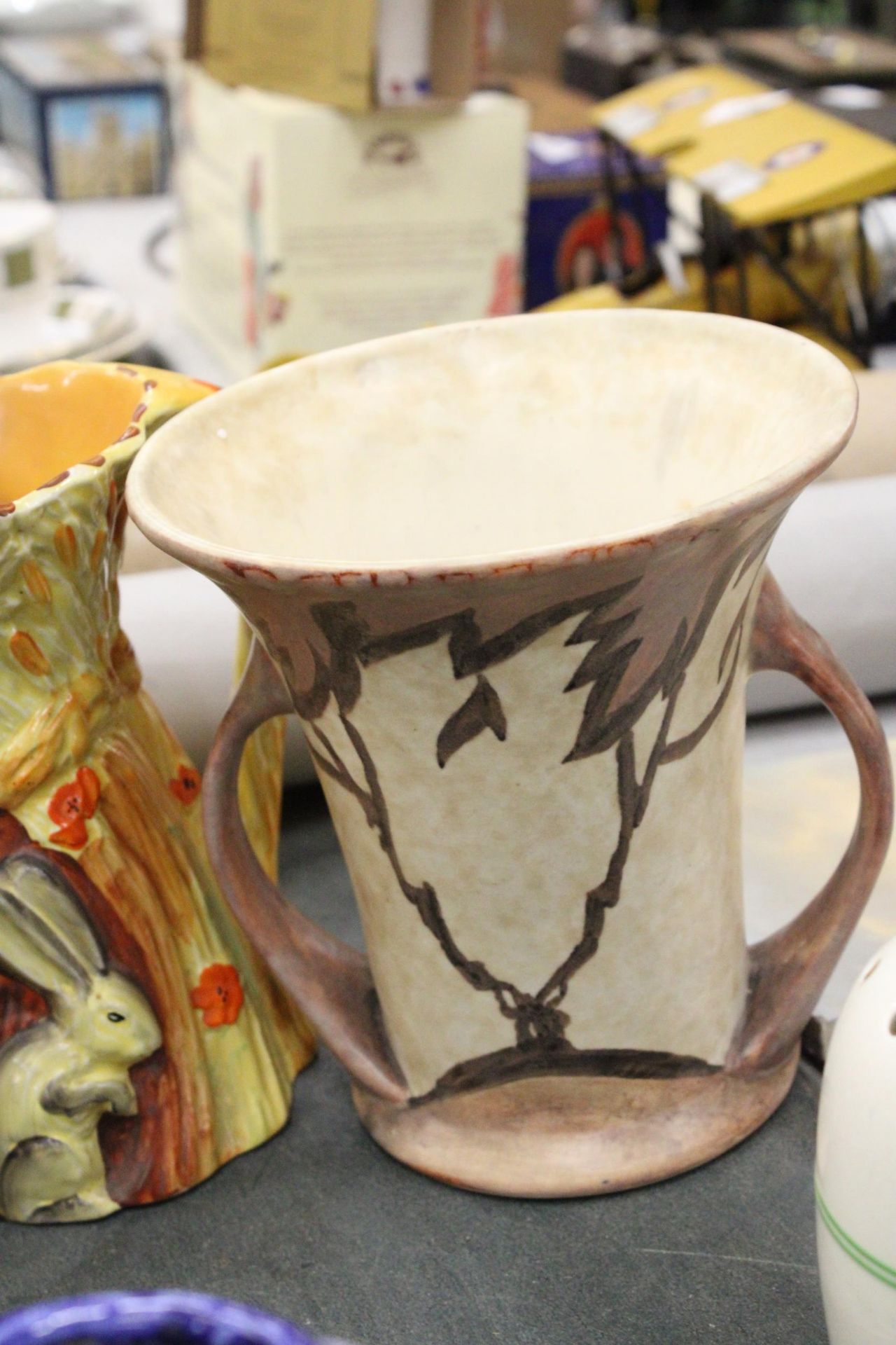 A MIXED LOT OF FIVE CERAMICS TO INCLUDE A VINTAGE BURLEIGH WARE RABBIT JUG, A CHAMELEON WARE VASE - Image 5 of 5