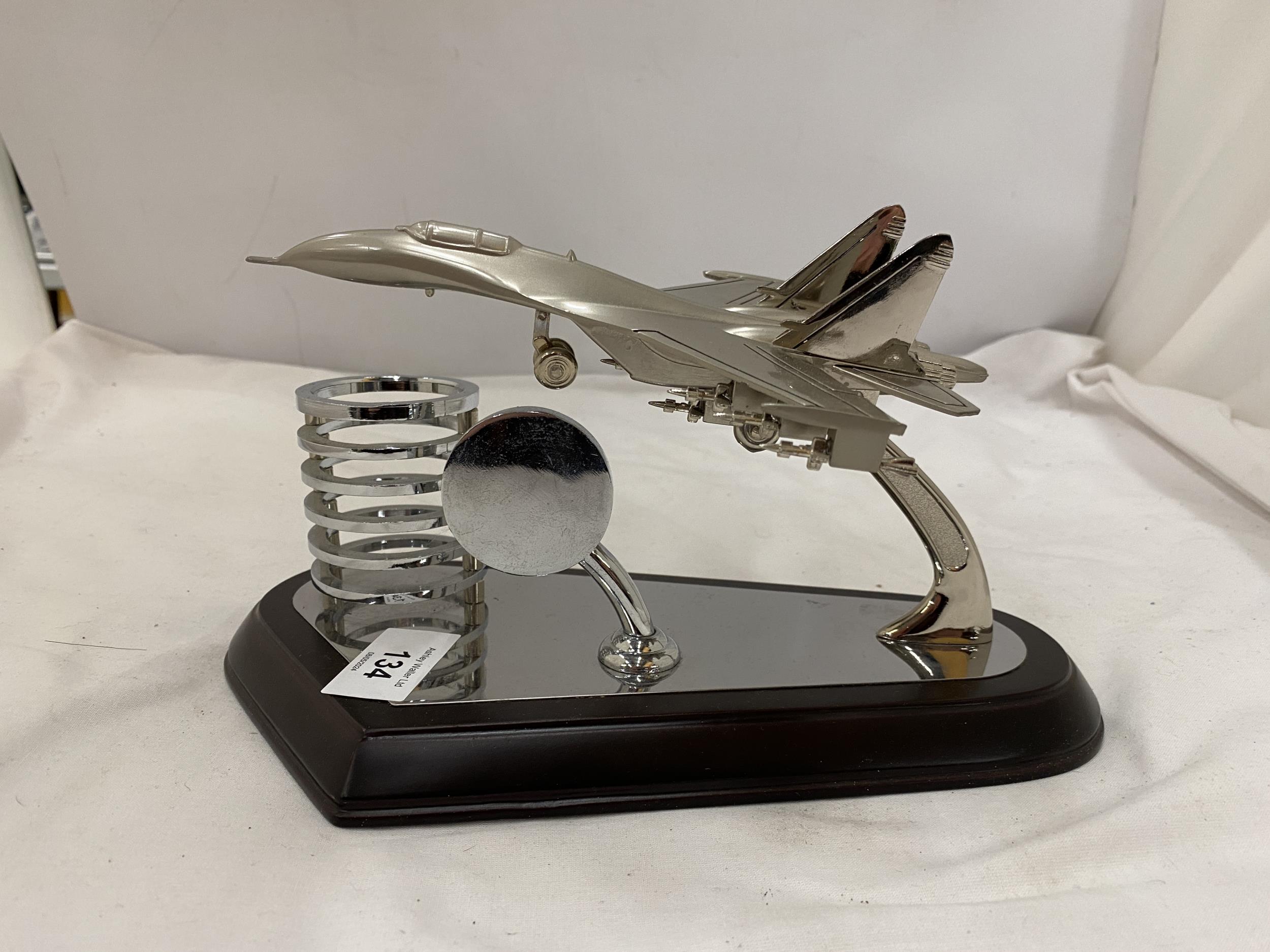 AN F15 DESKTOP MODEL AIRCRAFT PLANE, CLOCK AND PEN HOLDER - Image 4 of 4