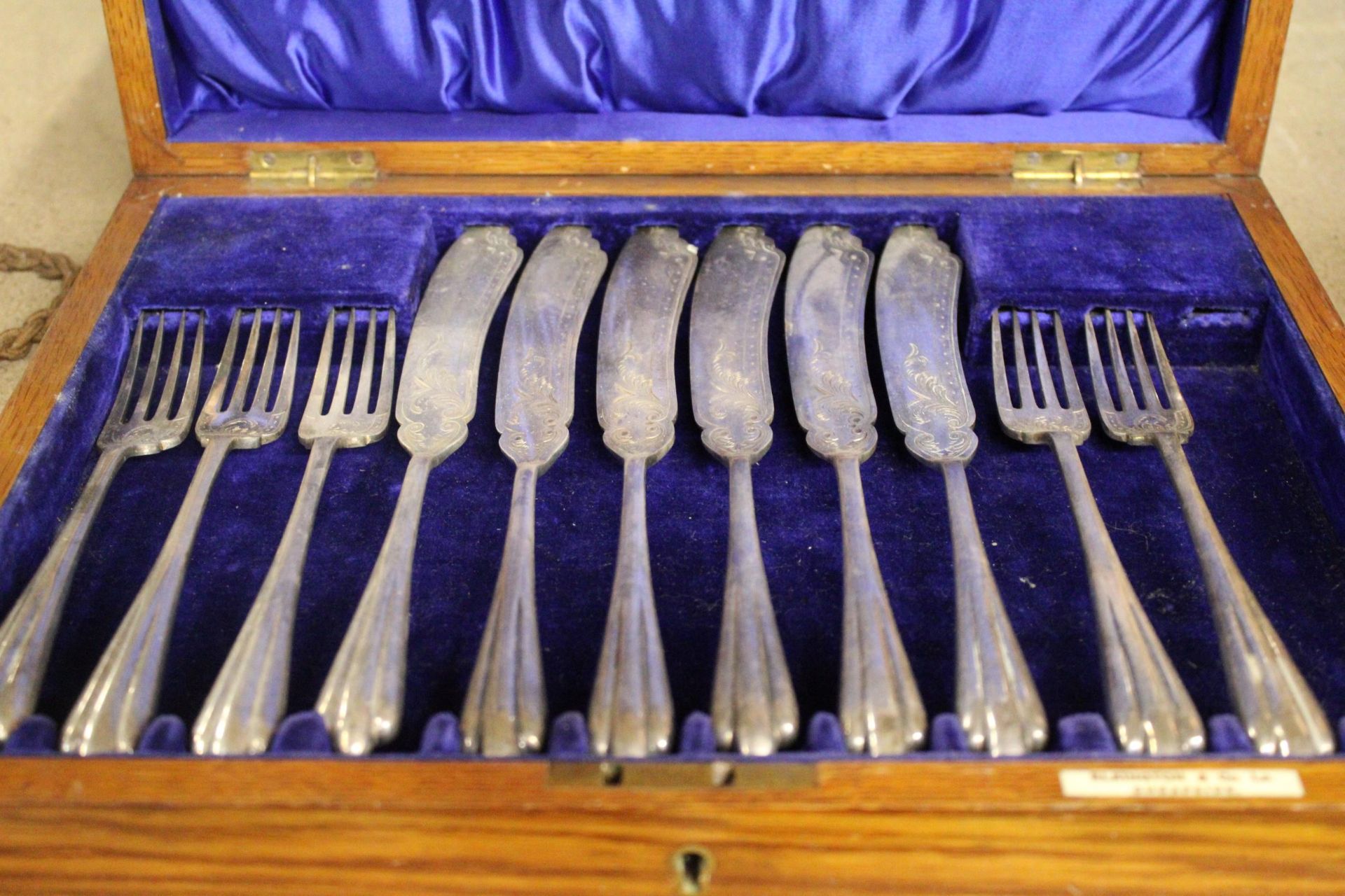 A VINTAGE ELKINGTON & CO FISH KNIFE AND FORK SET IN A LINED MAHOGANY BOX, WITH MAKER'S MARK - 1 FORK - Image 2 of 5