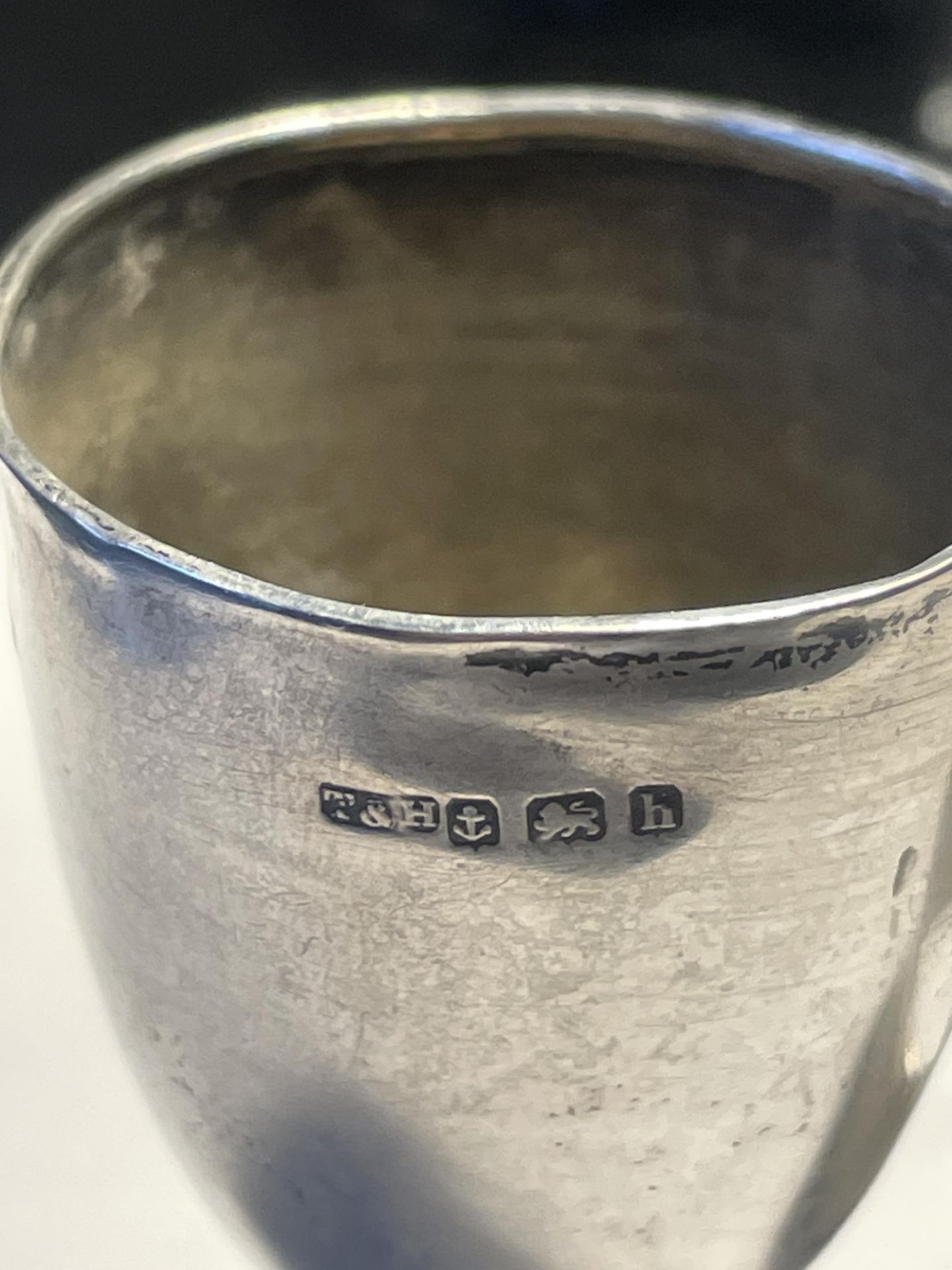 TWO HALLMARKED BIRMINGHAM SILVER ITEMS TO INCLUDE AN ENGRAVED NAPKIN RING AND AN ENGRAVED CUP - Image 3 of 4