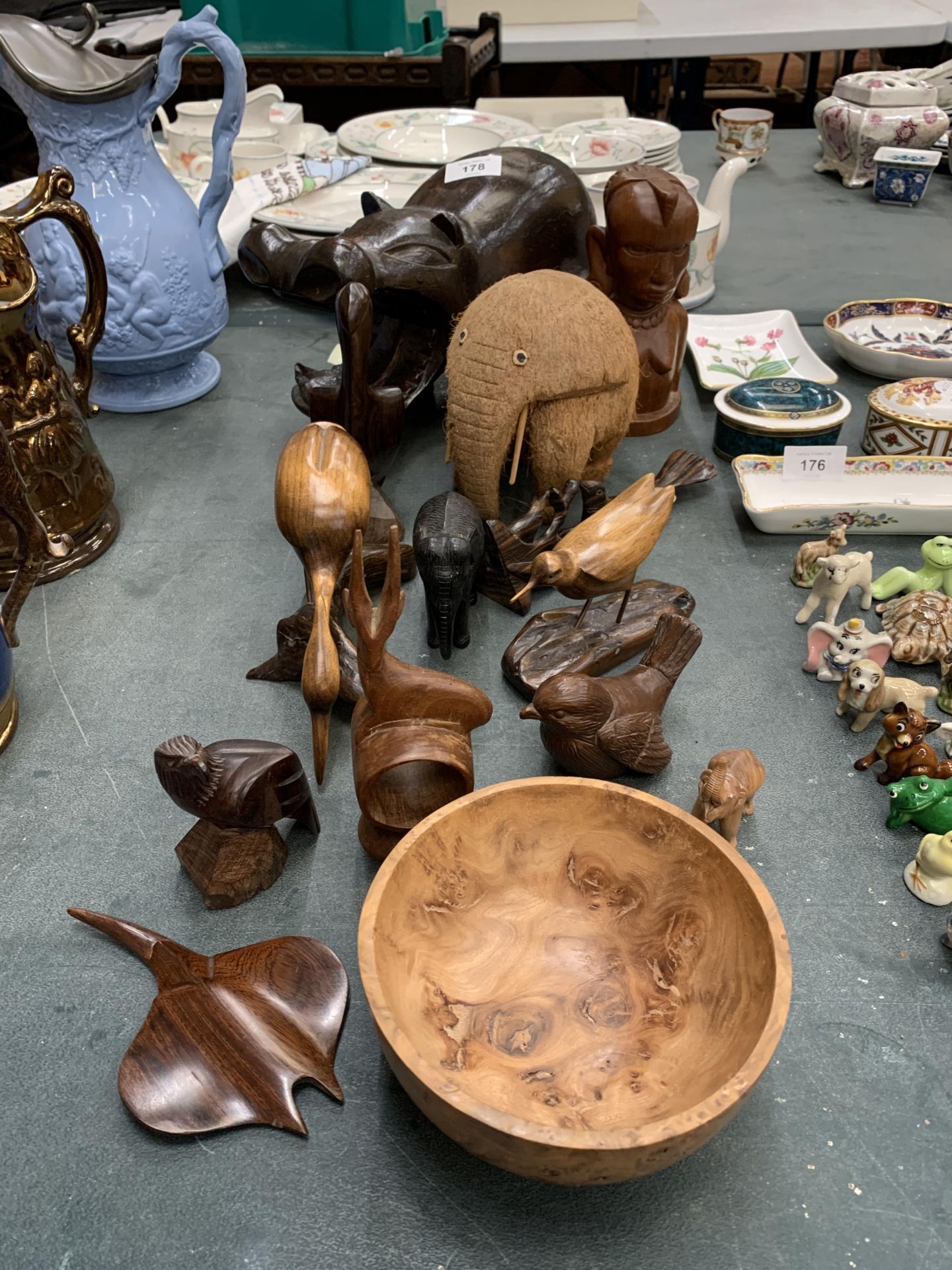 A QUANTITY OF CARVED TREEN ITEMS TO INCLUDE A LARGE HIPPOPOTAMUS, ELEPHANTS, BIRDS, ETC - Image 2 of 4