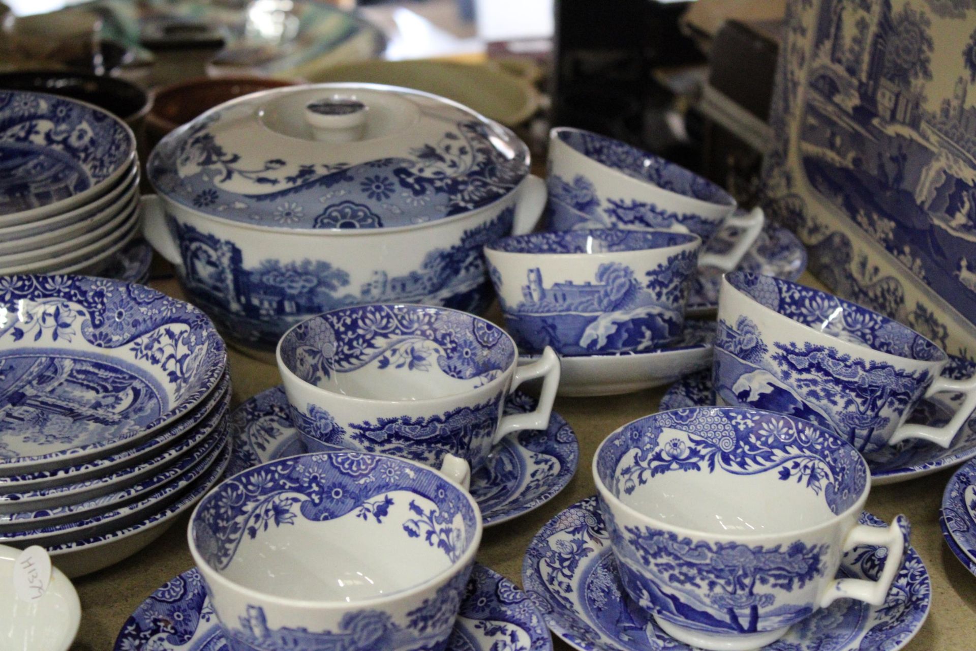 A LARGE COLLECTION OF SPODE BLUE ITALIAN WARE TO INCLUDE LIDDED BOWLS, KETTLE, SUGAR BOWL AND - Image 6 of 7