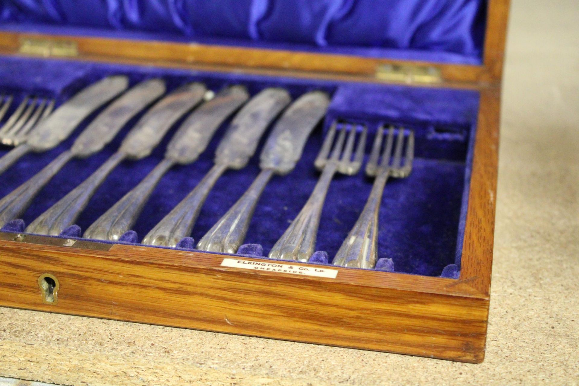 A VINTAGE ELKINGTON & CO FISH KNIFE AND FORK SET IN A LINED MAHOGANY BOX, WITH MAKER'S MARK - 1 FORK - Image 5 of 5