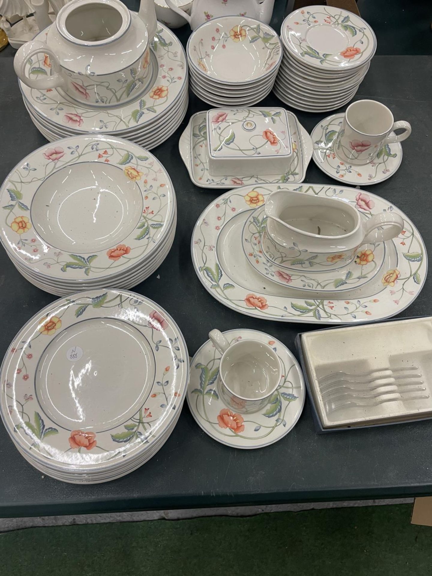 VARIOUS VILLEROY AND BOSH ALBERTINA DINNERWARE ITEMS TO INCLUDE BOWLS, PLATES, DISHES, FORKS,