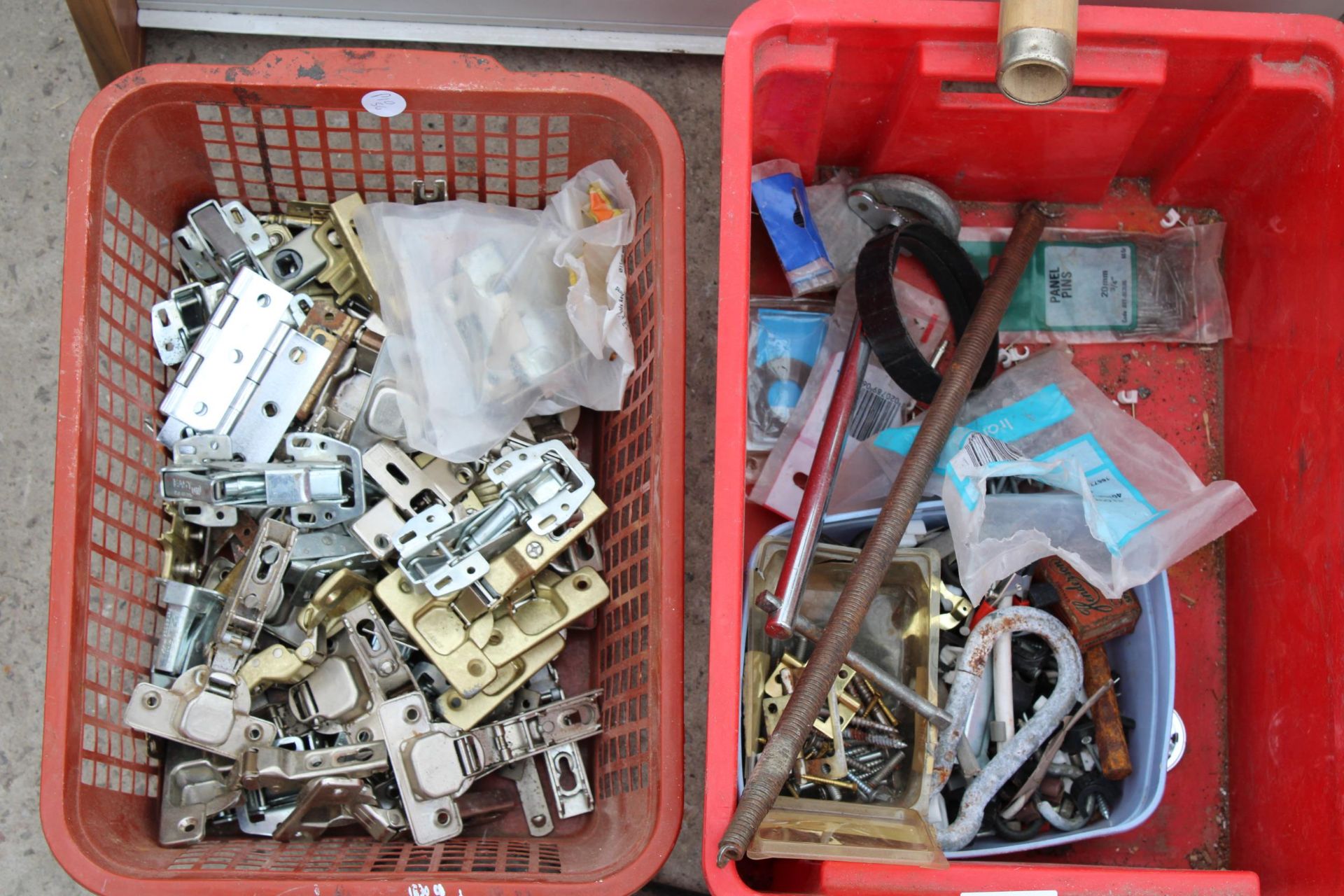AN ASSORTMENT OF HARDWARE TO INCLUDE DOOR HINGES AND BOLTS ETC - Image 3 of 3