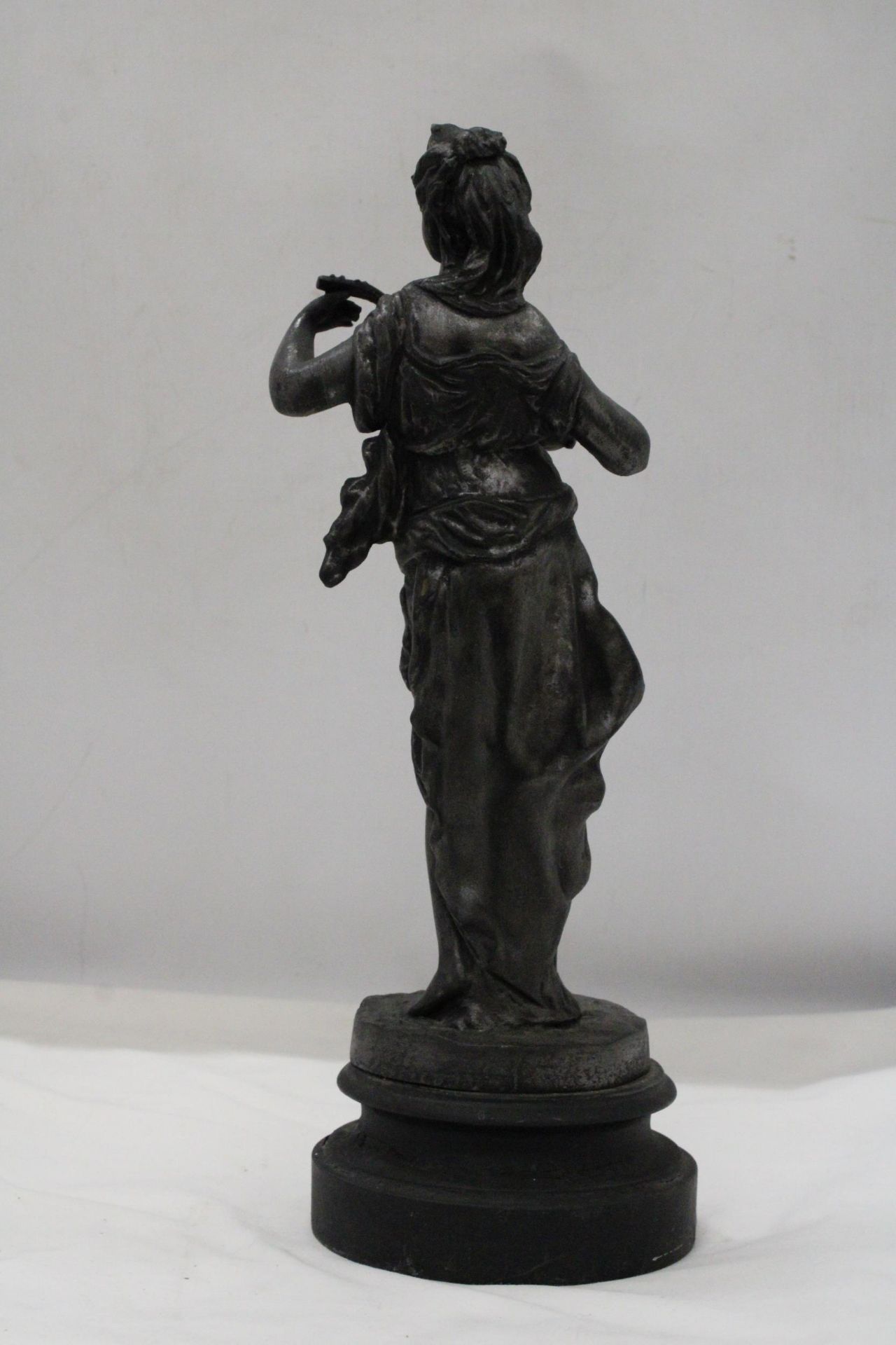 A METAL FIGURE OF A WOMAN ON PLITH - Image 4 of 5