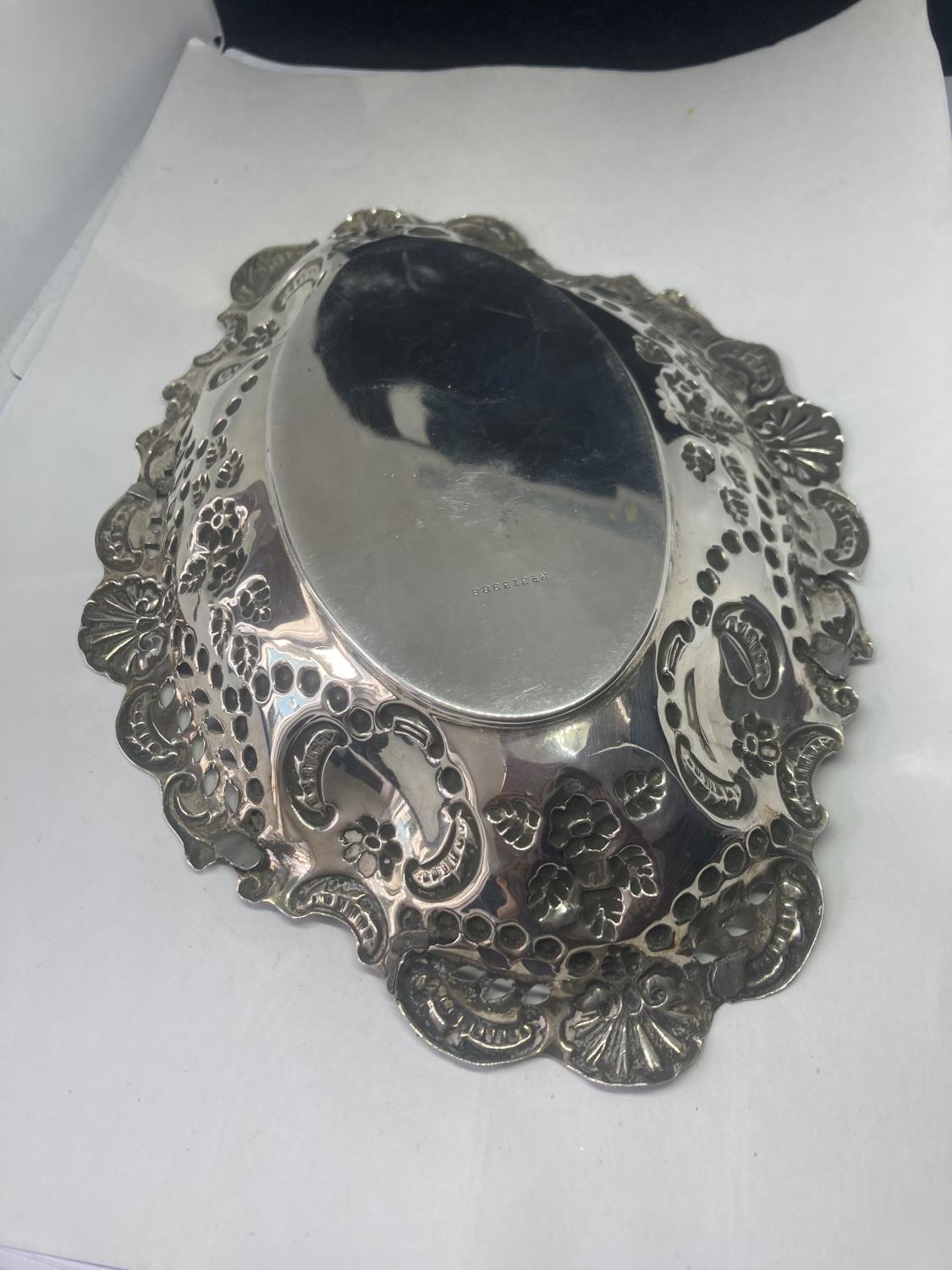 A DECORATIVE HALLMARKED SHEFFIELD SILVER DISH GROSS WEIGHT 124 GRAMS - Image 6 of 10
