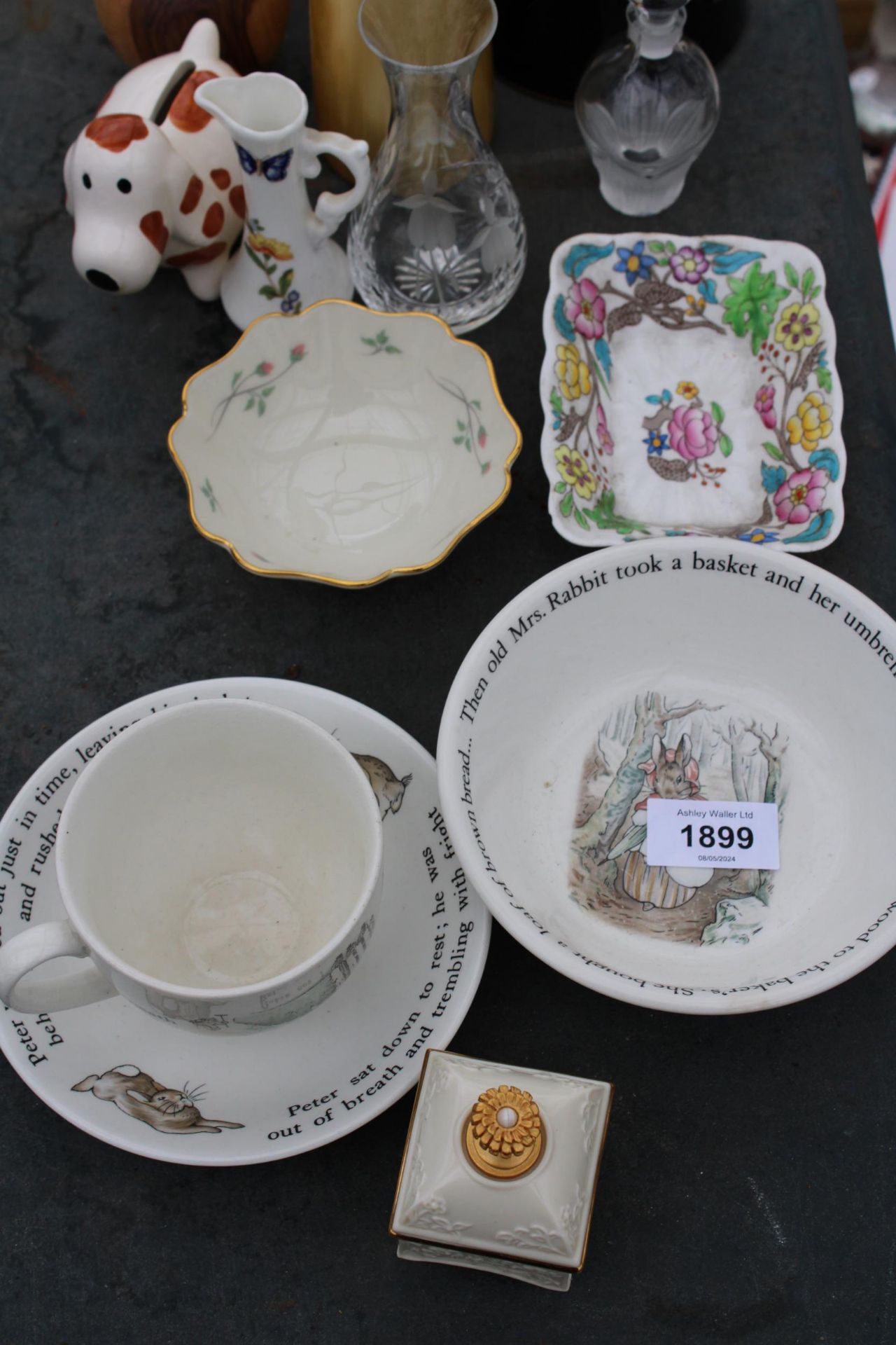 AN ASSORTMENT OF CERAMICS TO INCLUDE A CUP AND SAUCER AND A WATERING CAN ETC - Image 3 of 3