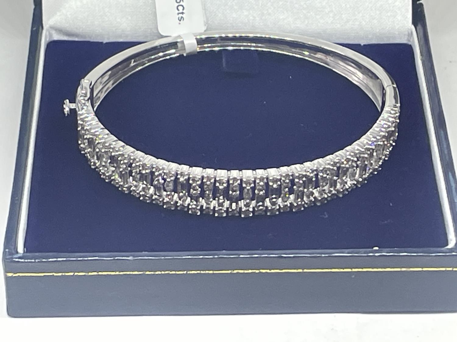 A NEW 9 CARAT WHITE GOLD HINGED BANGLE, SET WITH BRILLIANT AND BAGUETTE CUT DIAMONDS OF TOTAL WEIGHT - Image 2 of 5