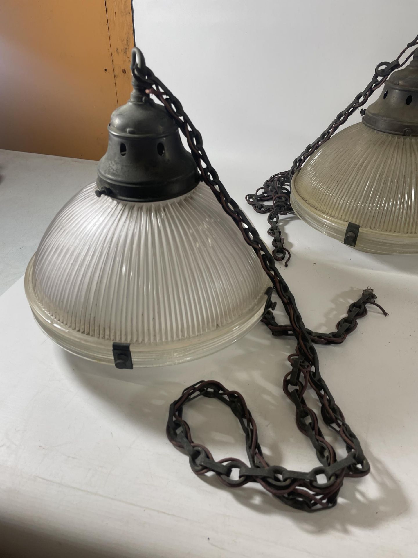 A SET OF EIGHT VINTAGE HOLOPHANE 5 LAMPS WITH METAL FITTINGS AND CHAINS (ONE CHAIN AND FITTING - Image 6 of 14