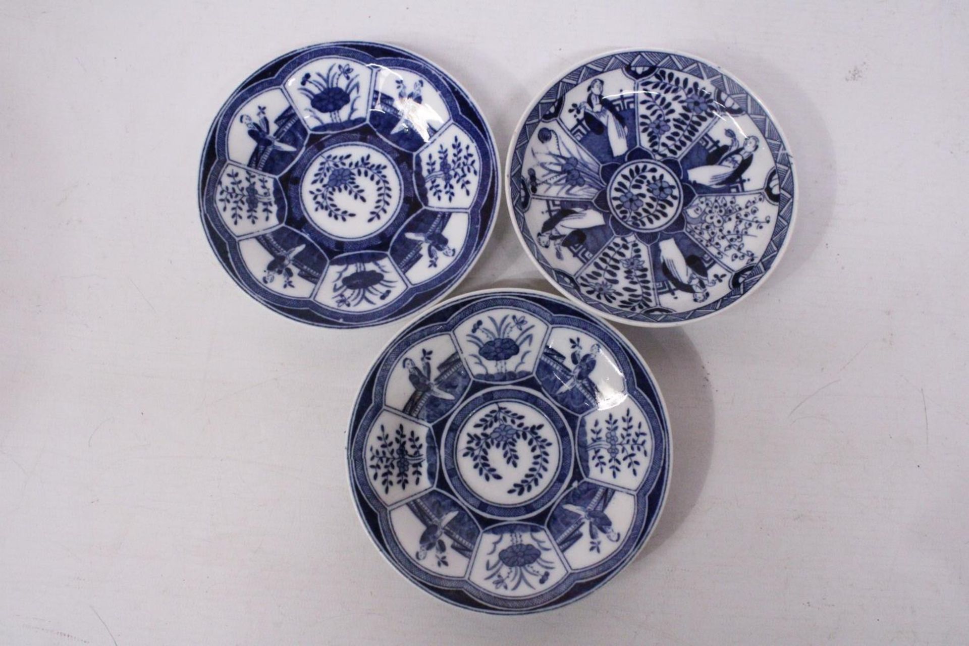 THREE CHINESE PORCELAIN BLUE AND WHITE BOWLS/SAUCERS