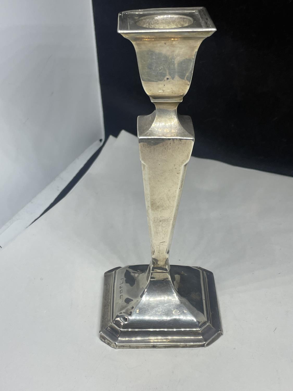 A HALLMARKED BIRMINGHAM SILVER CANDLESTICK GROSS WEIGHT 83 GRAMS - Image 2 of 3