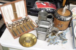 A MIXED LOT TO INCLUDE VINTAGE BOXED TABLESPOONS, HAMMERED PEWTER WARE, A 1970'S HORSE HEAD ICE