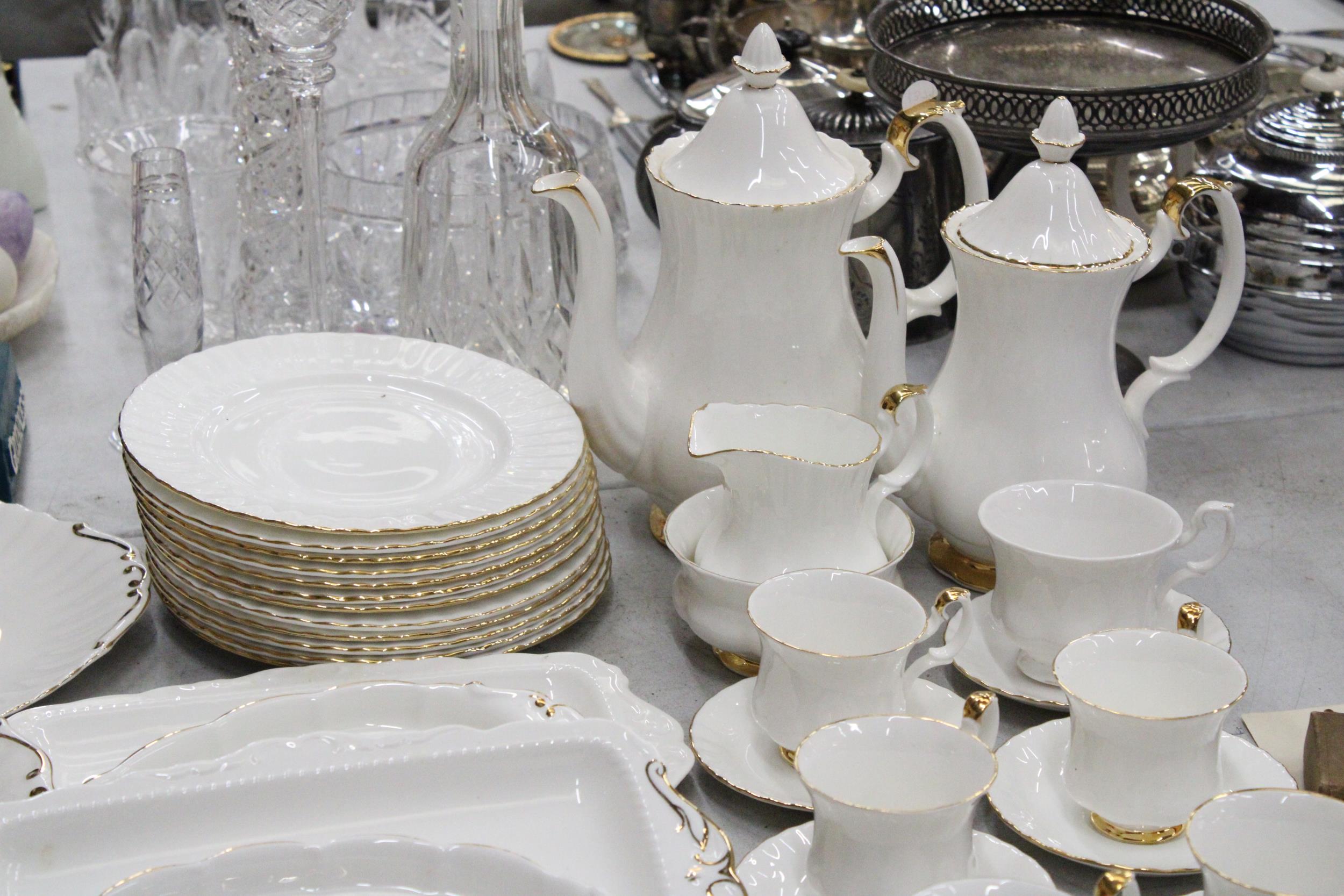 A LARGE ROYAL ALBERT PART DINNER SERVIE "VAL DOR" TO INCLUDE PLATES, CUPS, SAUCERS, TEAPOT, COFFEE - Image 4 of 6