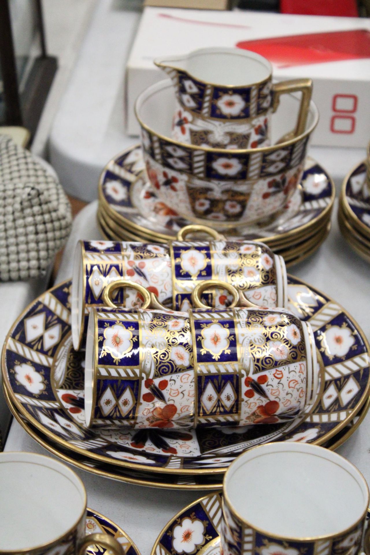A LARGE QUANTITY OF VINTAGE 'IMARI' PATTERNED TEAWARE TO INCLUDE A SUGAR BOWL, CREAM JUG, CUPS, - Image 2 of 6