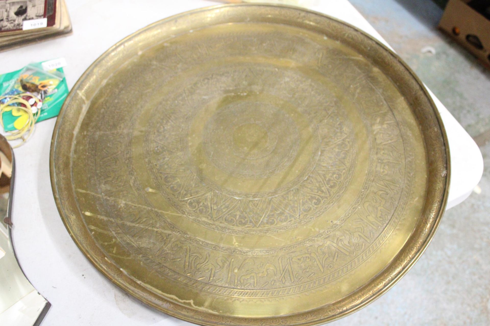 A MIDDLE EASTERN BRASS TRAY - 57 CM DIAMETER TOGETHER WITH A BOXED IMARI STYLE PLATE - Image 4 of 5
