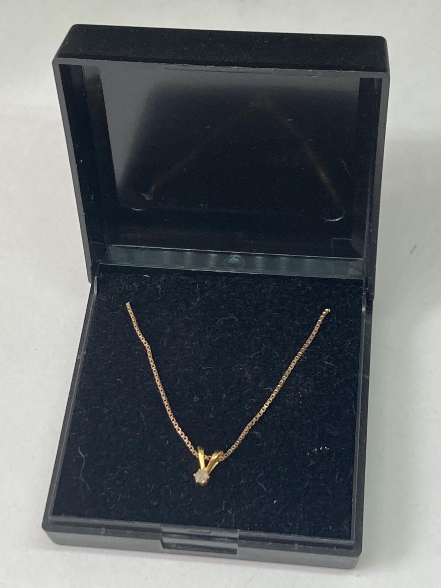 A 9 CARAT GOLD NECKLACE WITH A 9 CARAT GOLD AND DIAMOND PENDANT IN A PRESENTATION BOX - Image 2 of 10