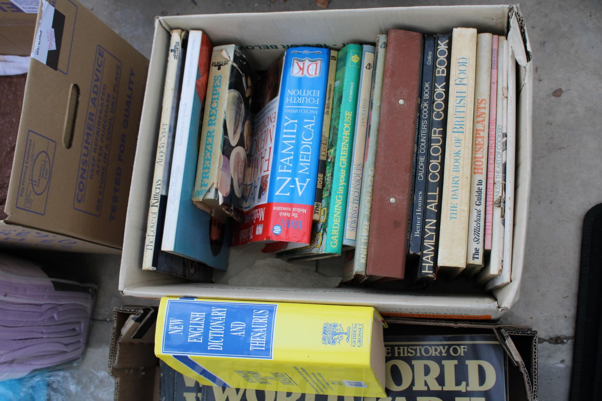 A LARGE ASSORTMENT OF VARIOUS BOOKS AND MATERIAL - Image 4 of 4