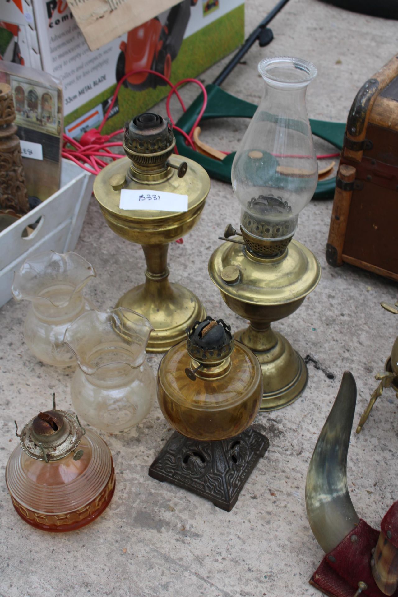AN ASSORTMENT OF VINTAGE ITEMS TO INCLUDE A BRASS SPIRIT KETTLE, OIL LAMPS AND A PAIR OF CATTLE - Image 3 of 3