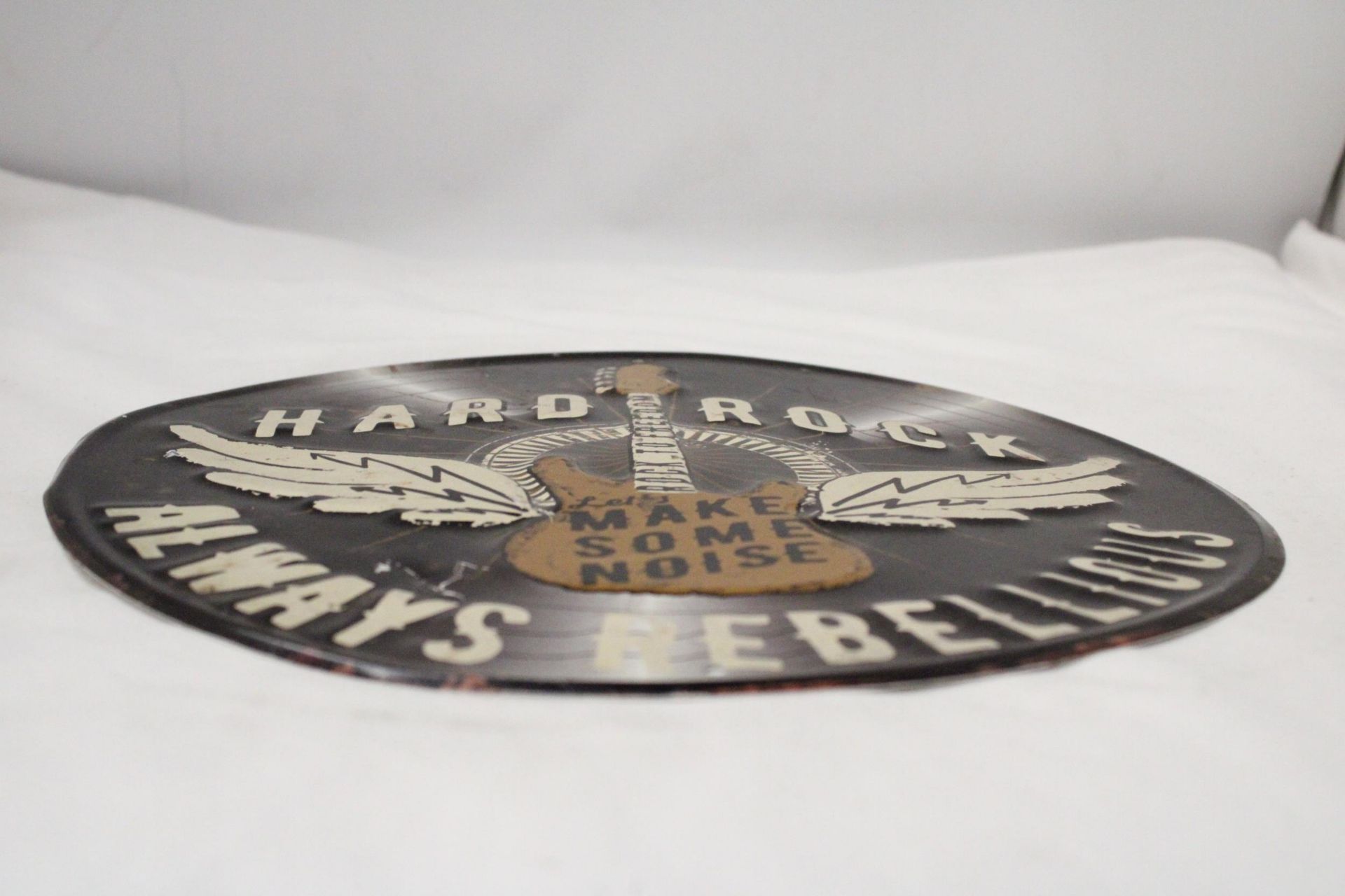 A VINTAGE 'HARD ROCK' METAL LP ADVERT PLAQUE, DIAMETER 30CM - Image 3 of 3