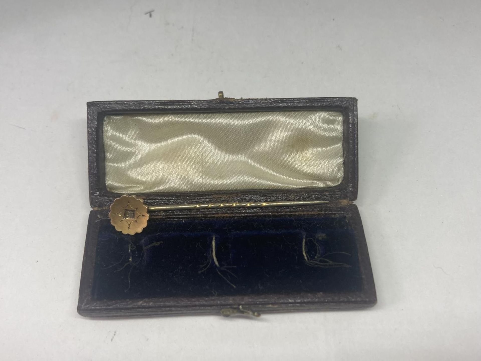 A VINTAGE 9 CARAT GOLD STICK PIN WITH DIAMOND TO CENTRE IN A PRESENTATION BOX - Image 2 of 8