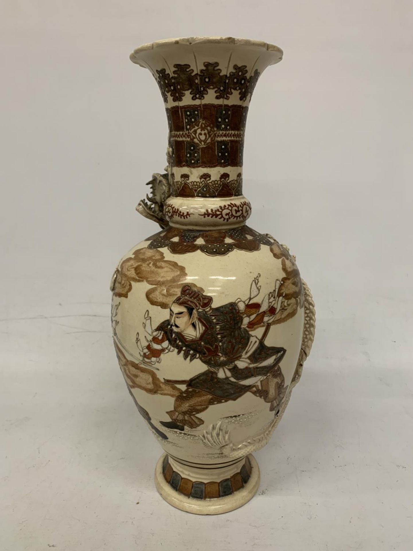 A LARGE 19TH CENTURY JAPANESE SATSUMA VASE DECORATED WITH SAMURAI WARRIORS AND DRAGON DETAIL - - Image 3 of 4