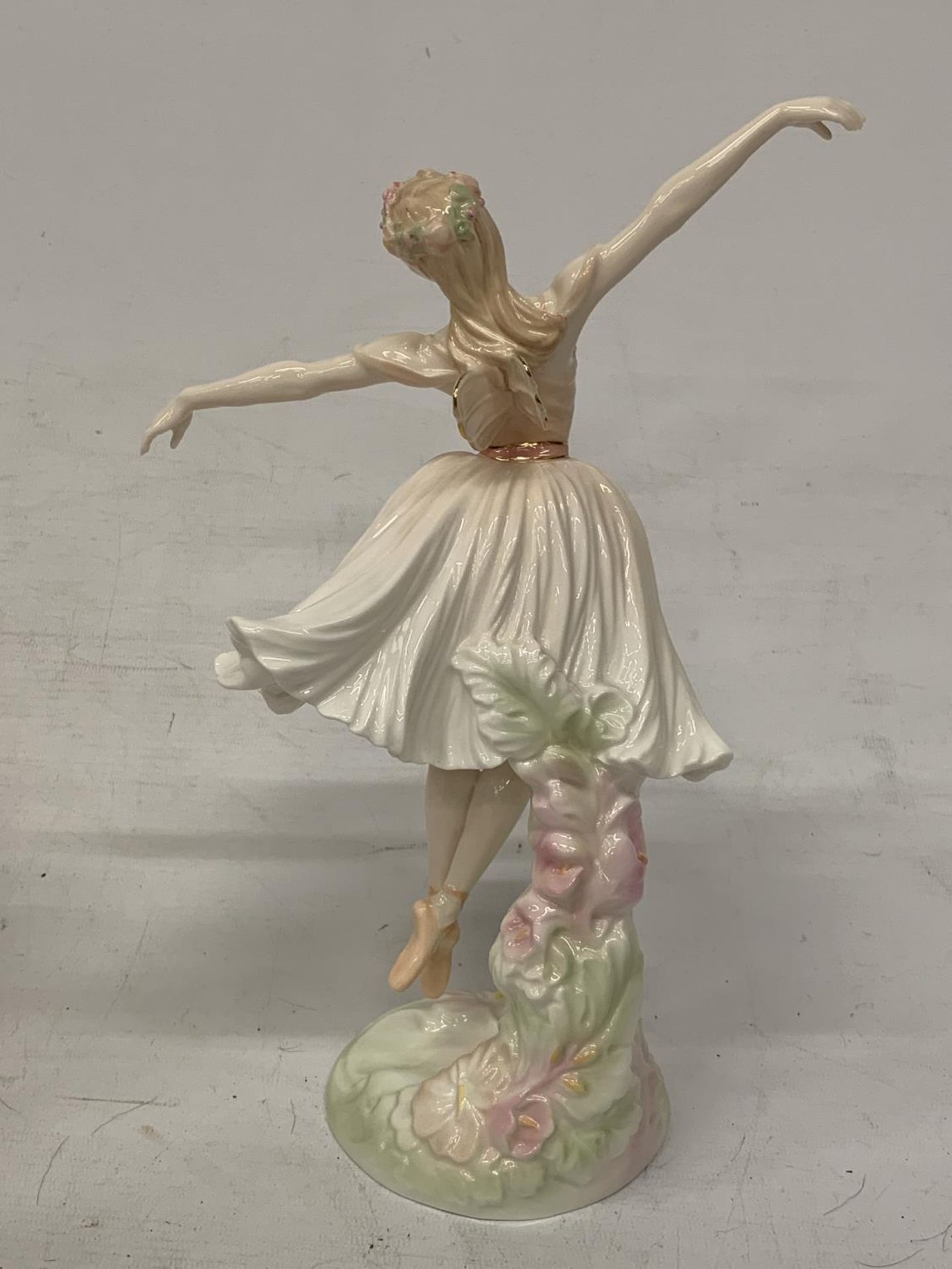 A COALPORT FIGURINE "DAME ANTOINETTE SIBLEY" FROM THE ROYAL ACADEMY OF DANCING COLLECTION - Bild 3 aus 5