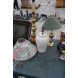 THREE VARIOUS TABLE LAMPS TO INCLUDE A BRASS EXAMPLE