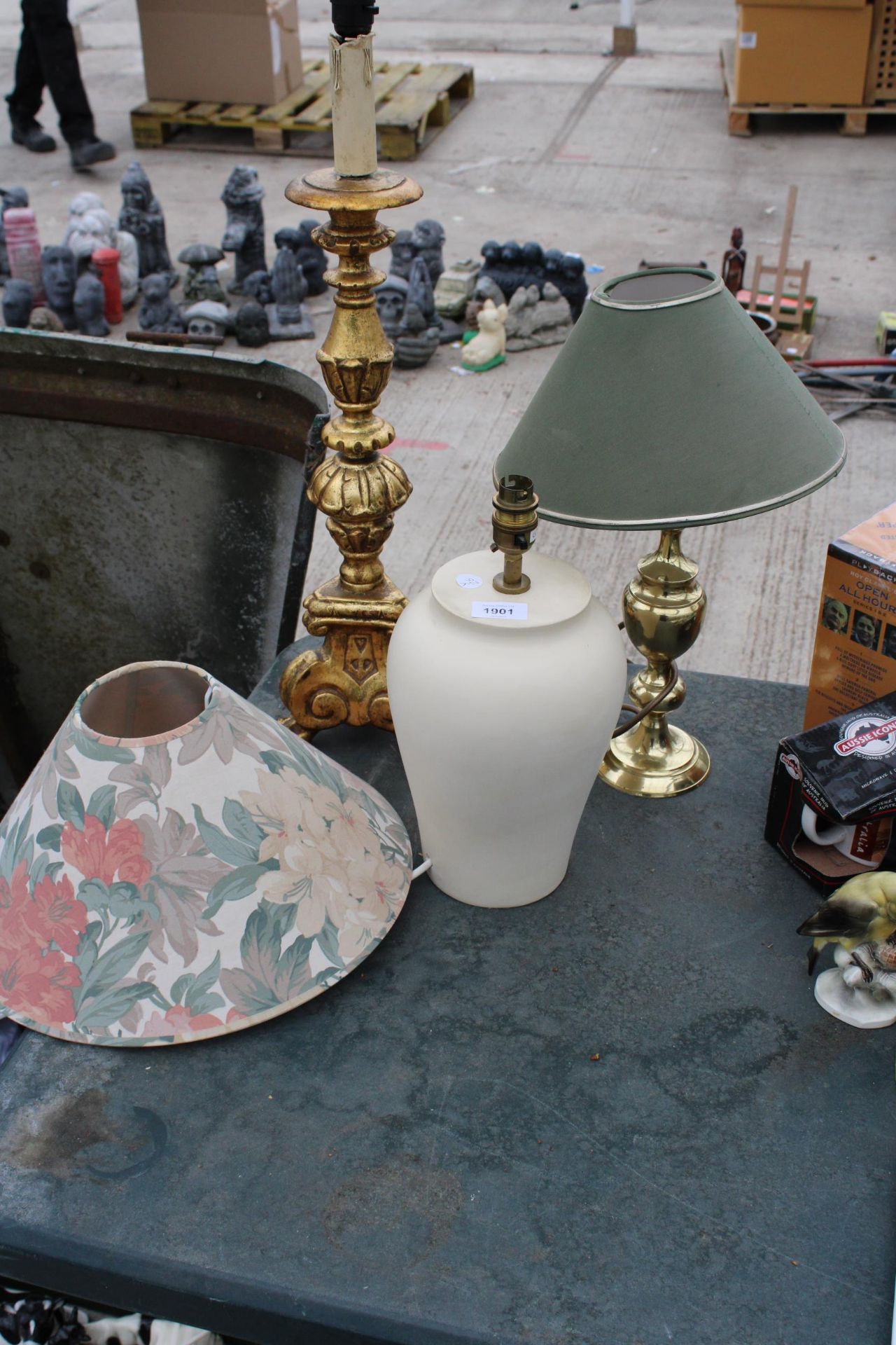 THREE VARIOUS TABLE LAMPS TO INCLUDE A BRASS EXAMPLE