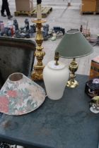 THREE VARIOUS TABLE LAMPS TO INCLUDE A BRASS EXAMPLE