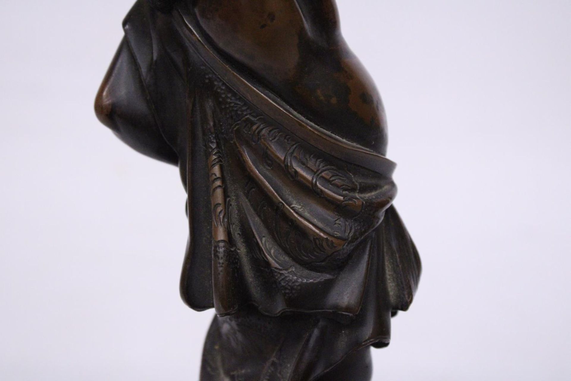 A BRONZE MEIJI PERIOD STATUE OF A FIGURE HOLDING A VASE WITH COVER - Image 5 of 7