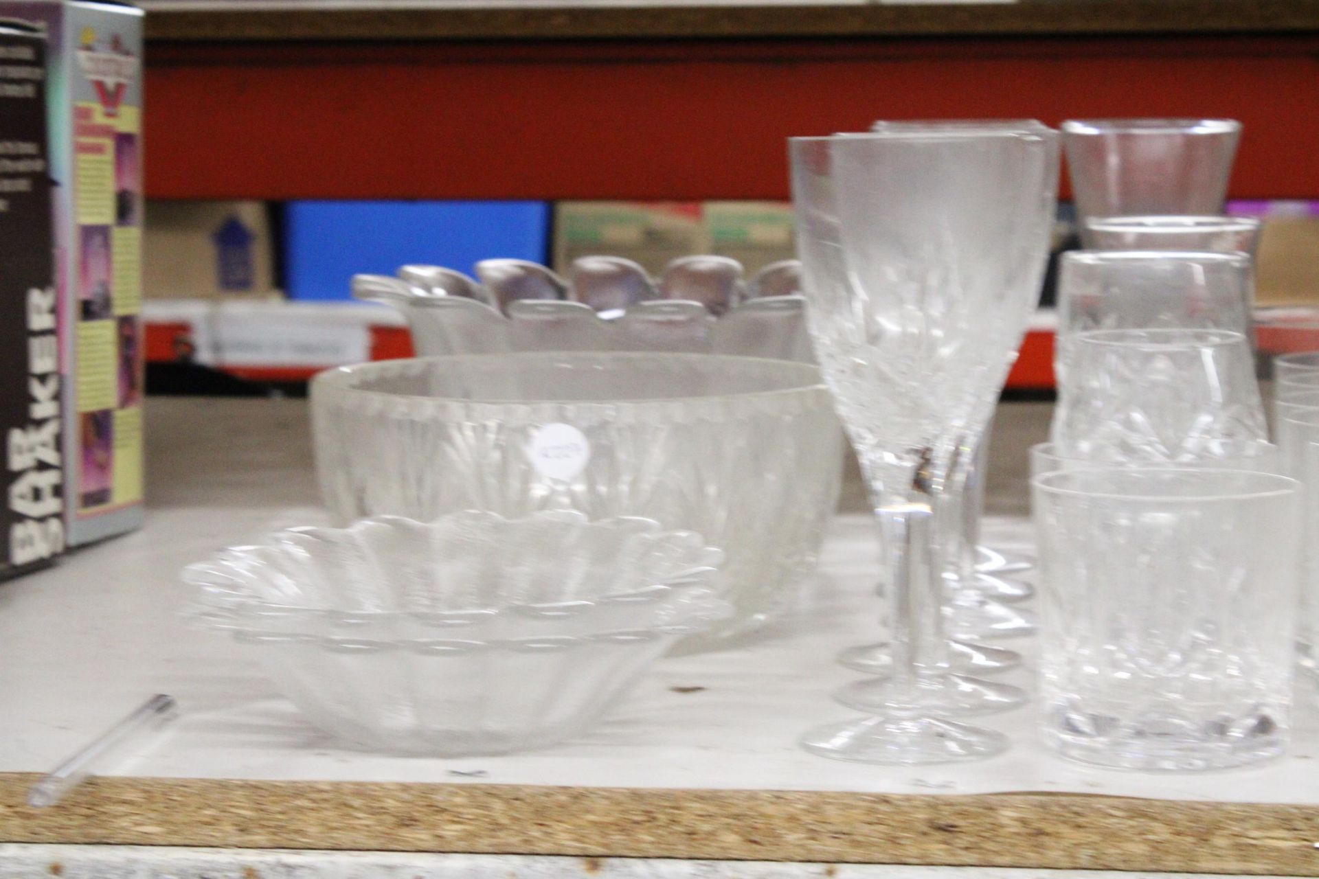 A LARGE QUANTITY OF GLASSWARE TO INCLUDE BOWLS, JUGS, PAPERWEIGHTS, WINE GLASSES, TUMBLERS, ETC - Image 2 of 4