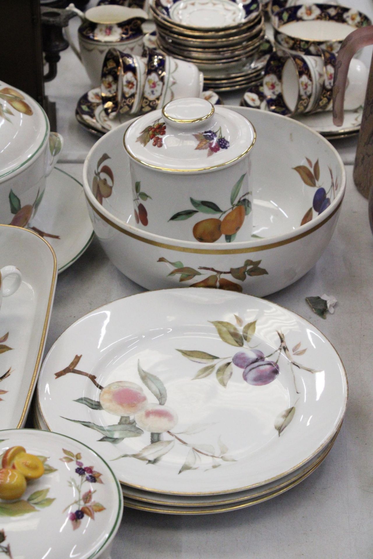 A QUANTITY OF ROYAL WORCESTER WARE TO INCLUDE PLATES, DISHES, PRESERVES JAR ETC - Image 2 of 7