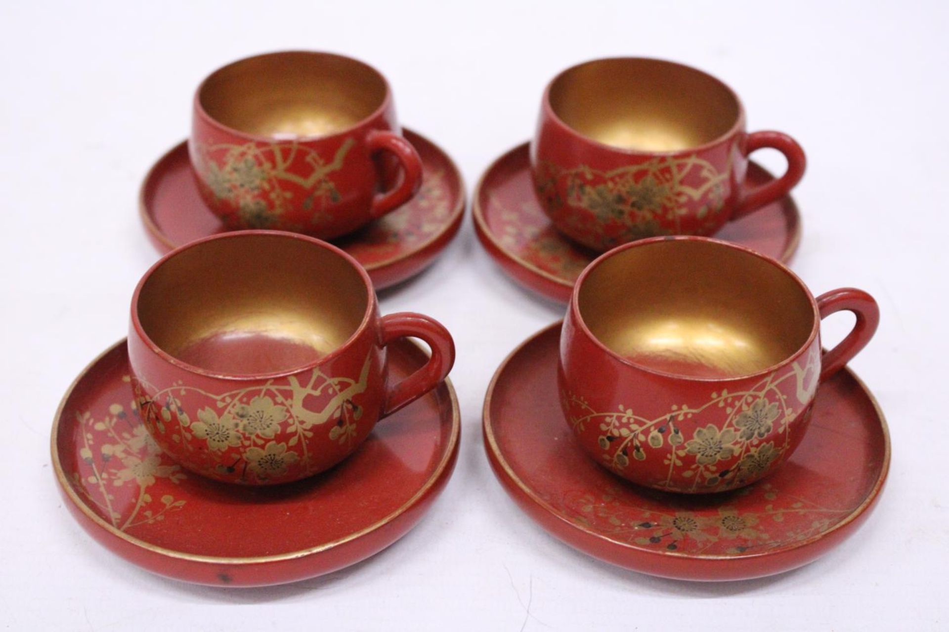A VINTAGE SET OF CHINESE GILT AND RED LACQUERED DESIGN TEA CUPS AND SAUCERS - Image 6 of 6
